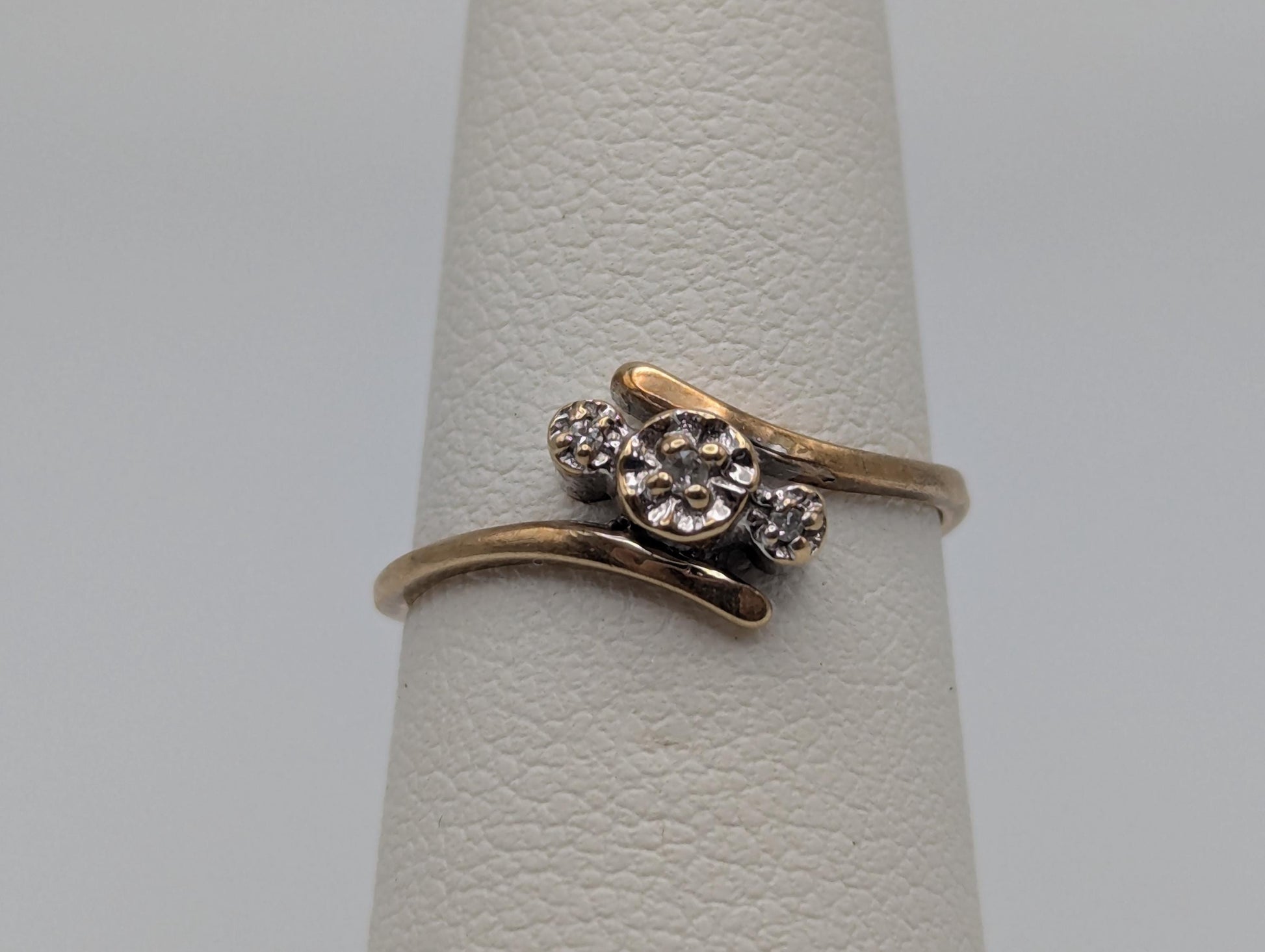 10k Yellow Gold Diamond Love Ring Promise Engagement Wedding Band.