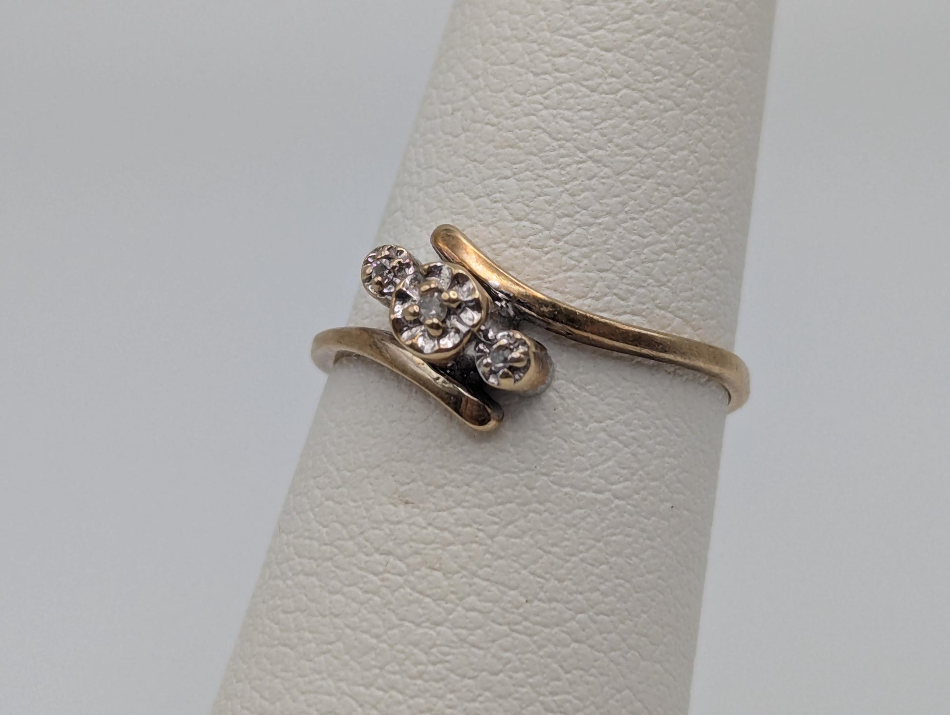 10k Yellow Gold Diamond Love Ring Promise Engagement Wedding Band.