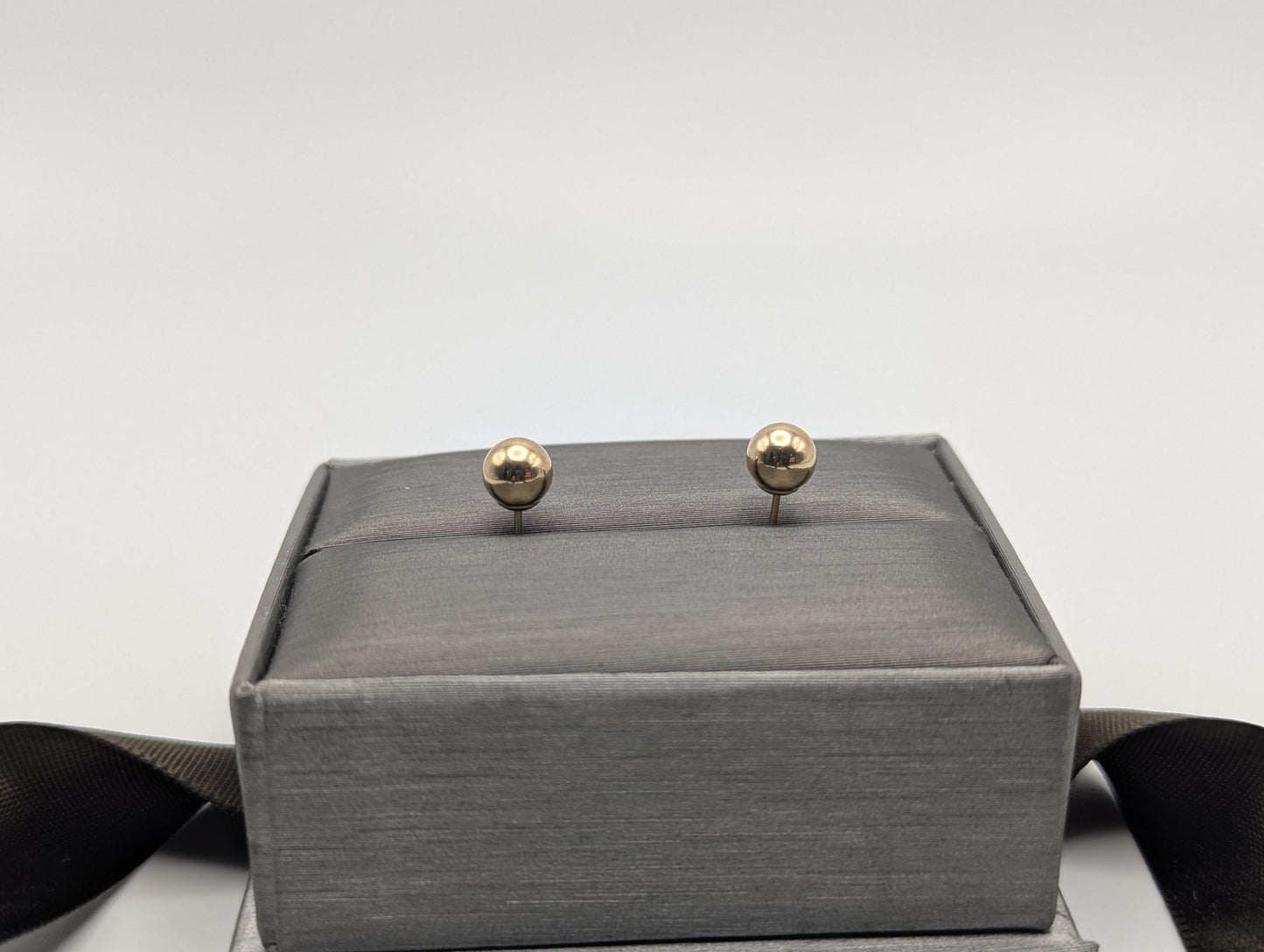 14k Yellow Gold Stud Earrings. Classic Gold Studs 5.7 mm