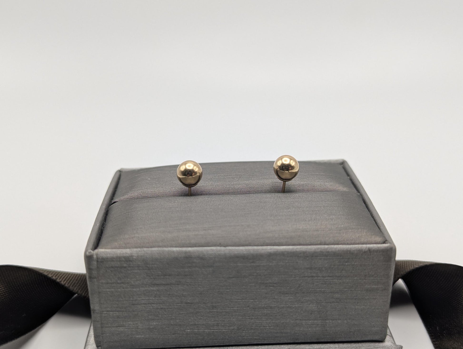 14k Yellow Gold Stud Earrings. Classic Gold Studs 5.7 mm