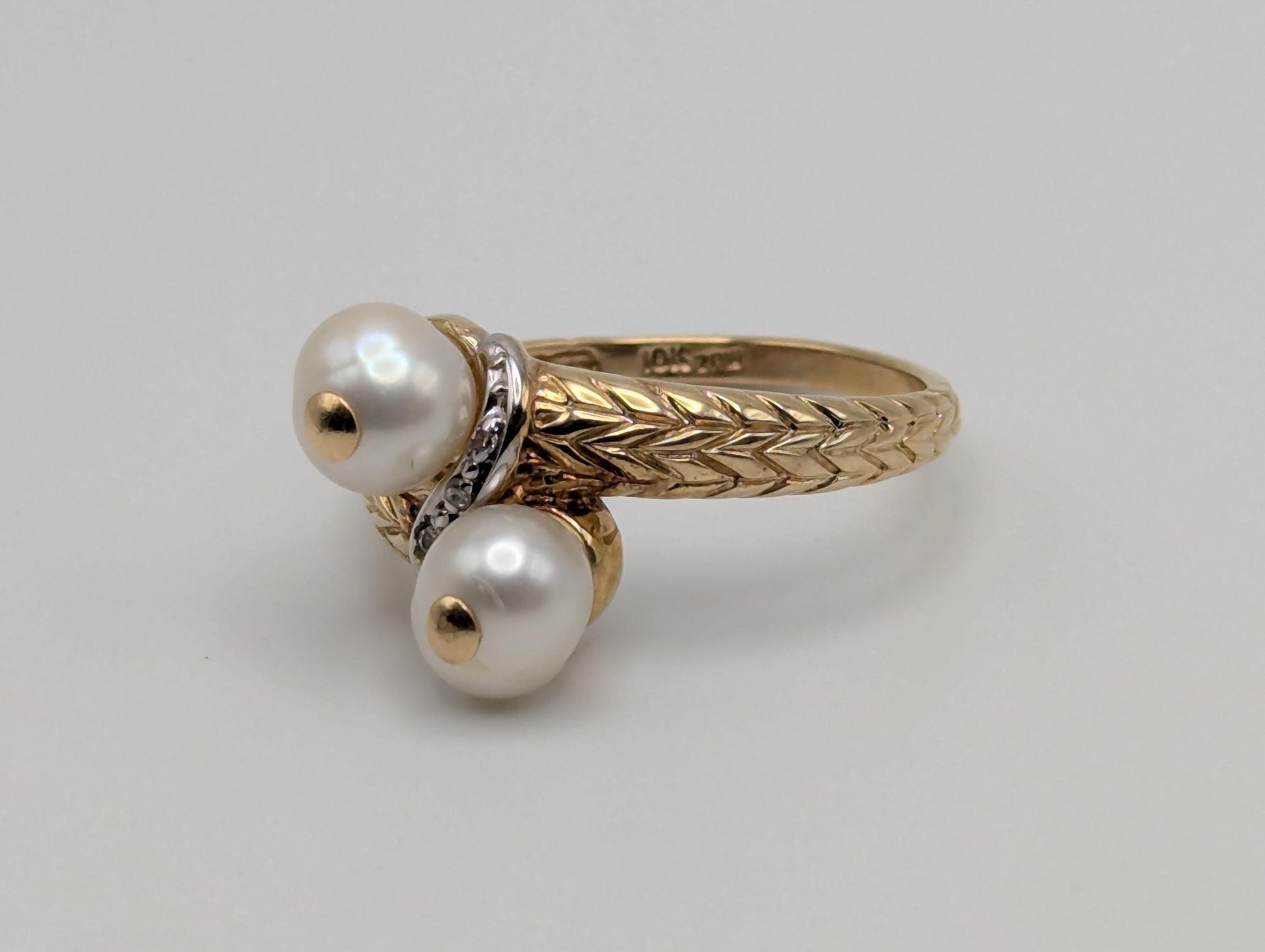 10k Yellow Gold Vintage Diamond Double Pearl Etched Design Ring Cocktail