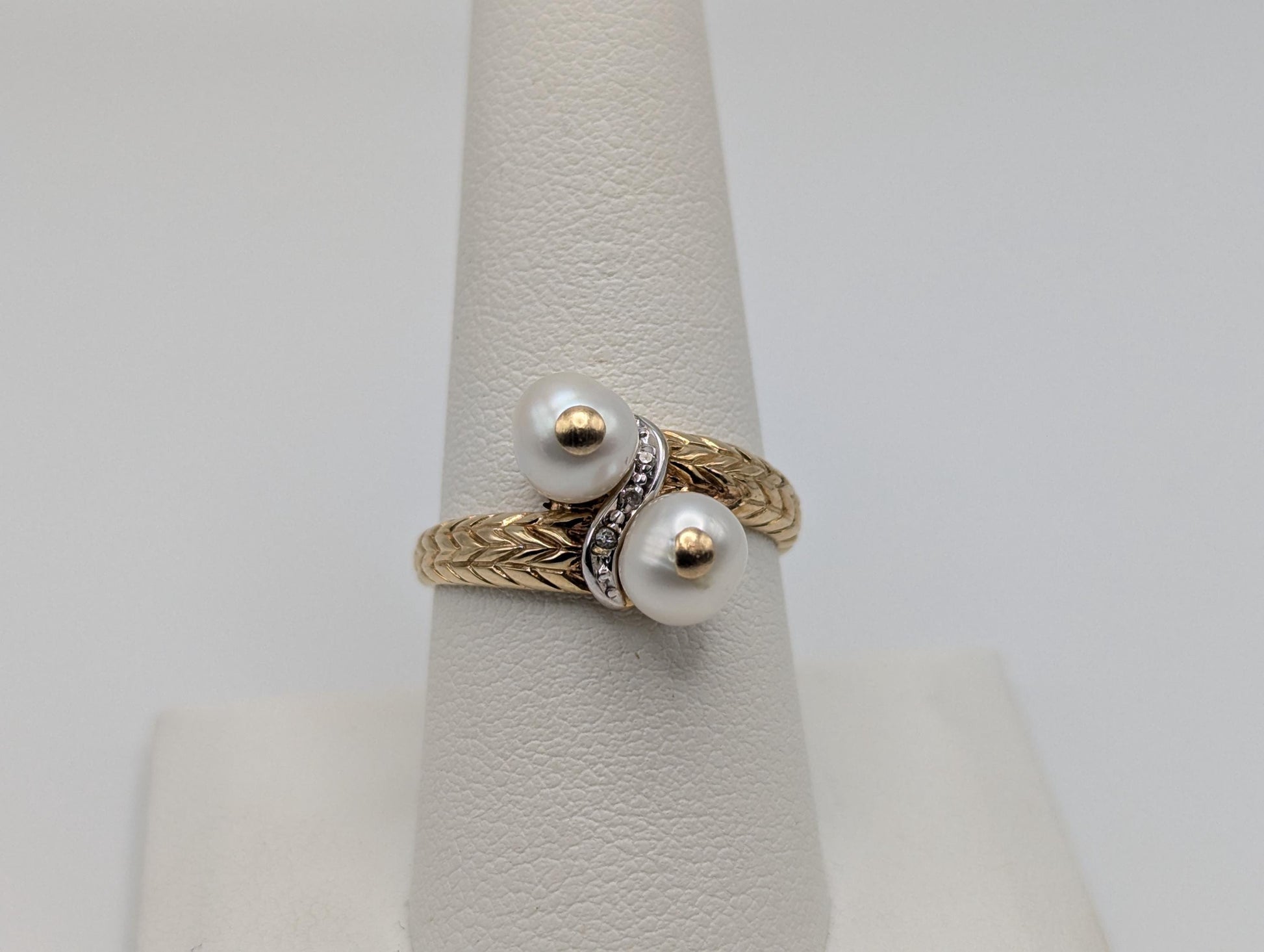 10k Yellow Gold Vintage Diamond Double Pearl Etched Design Ring Cocktail