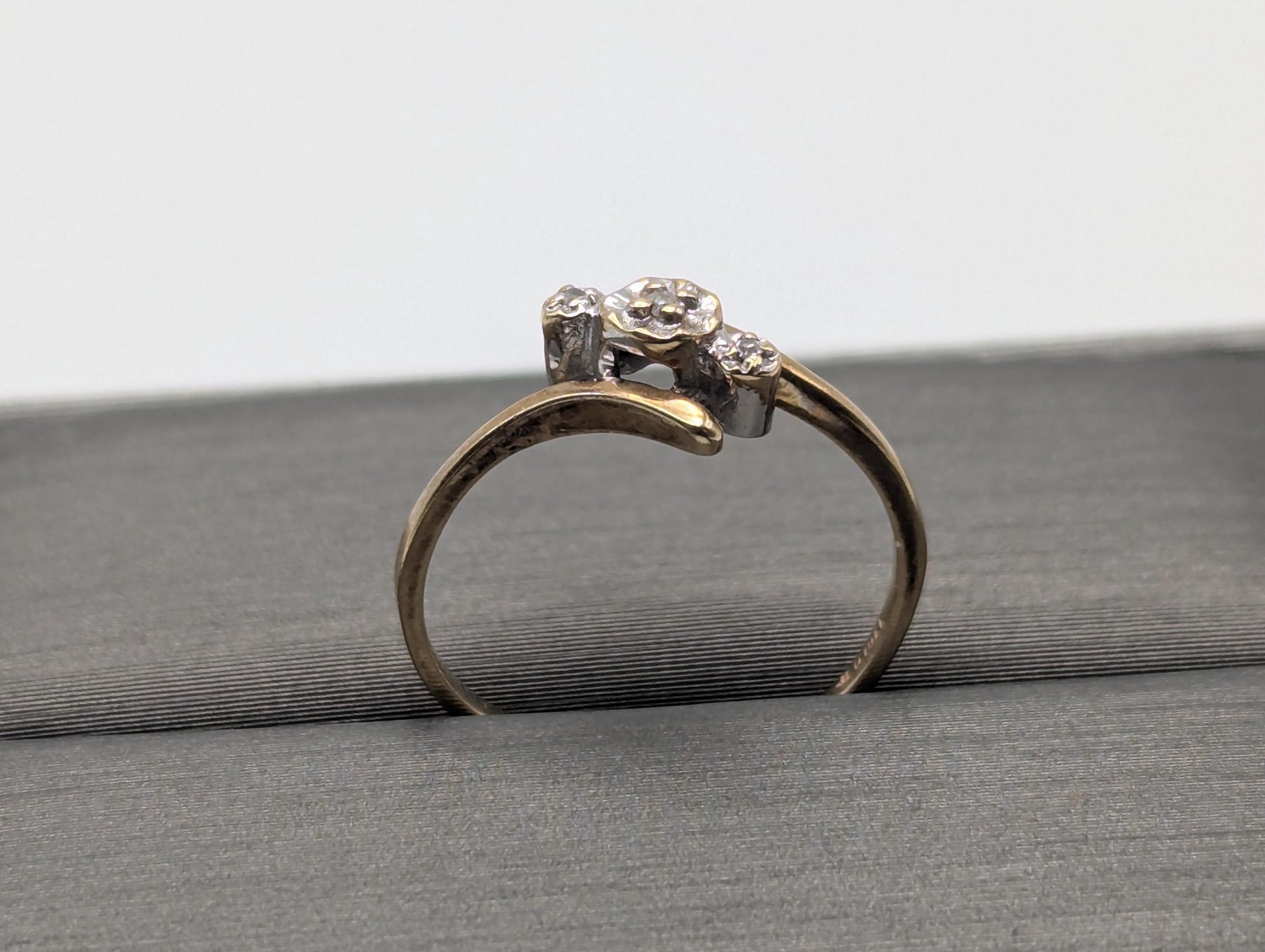 10k Yellow Gold Diamond Love Ring Promise Engagement Wedding Band.