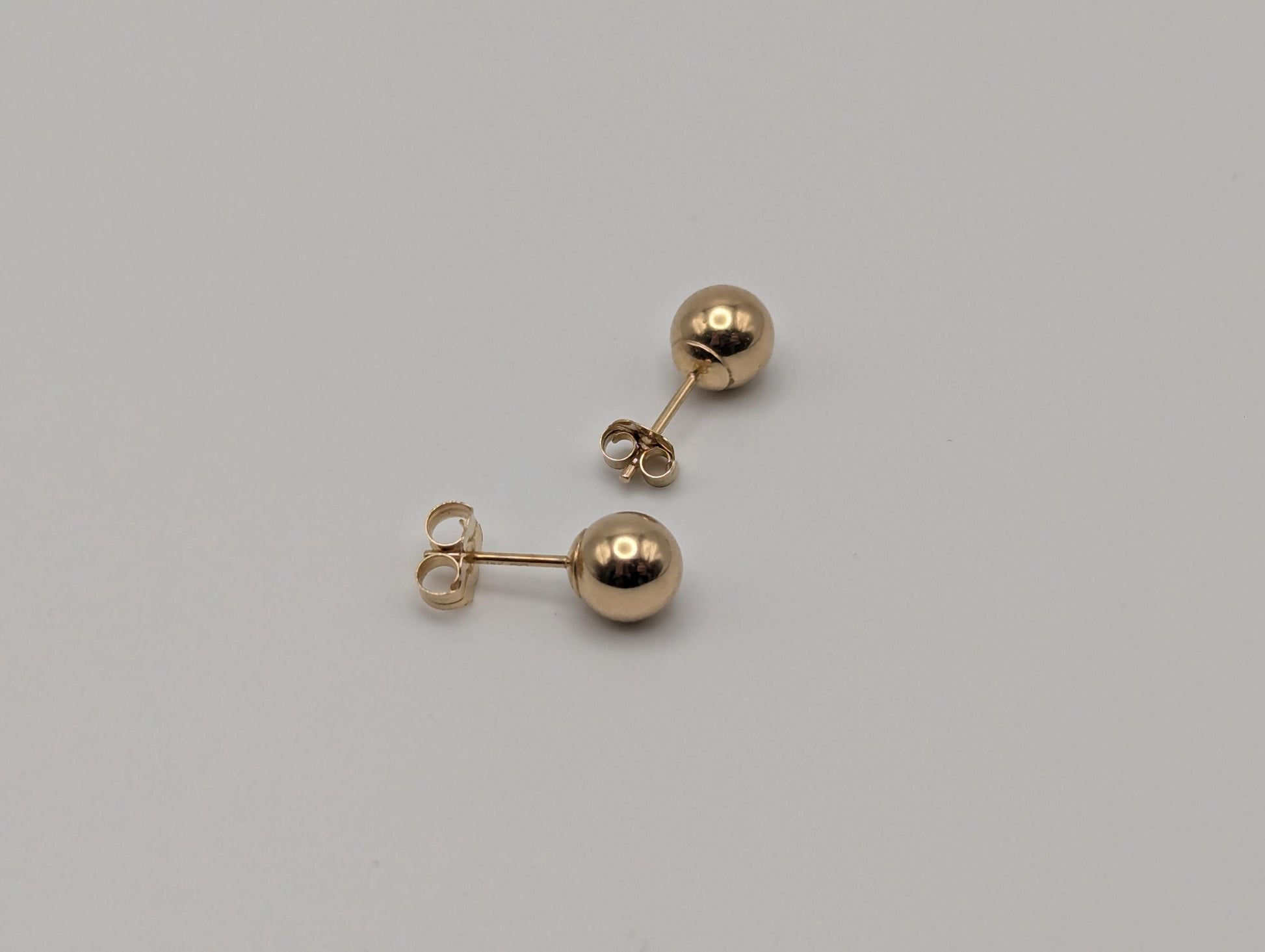 14k Yellow Gold Stud Earrings. Classic Gold Studs 5.7 mm