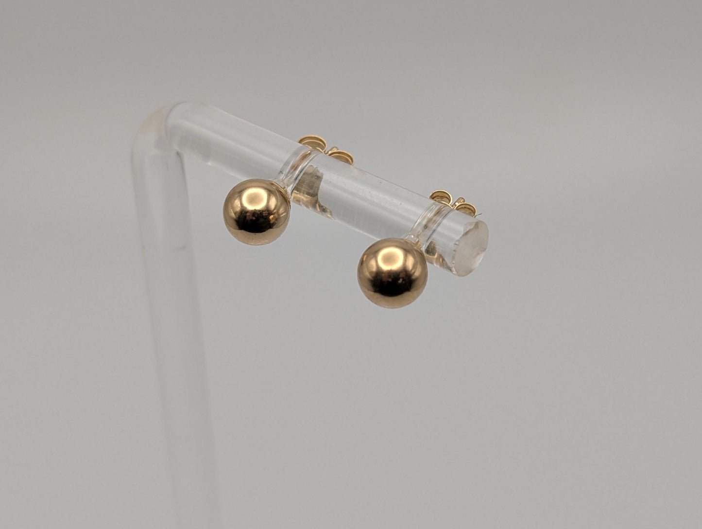 14k Yellow Gold Stud Earrings. Classic Gold Studs 5.7 mm