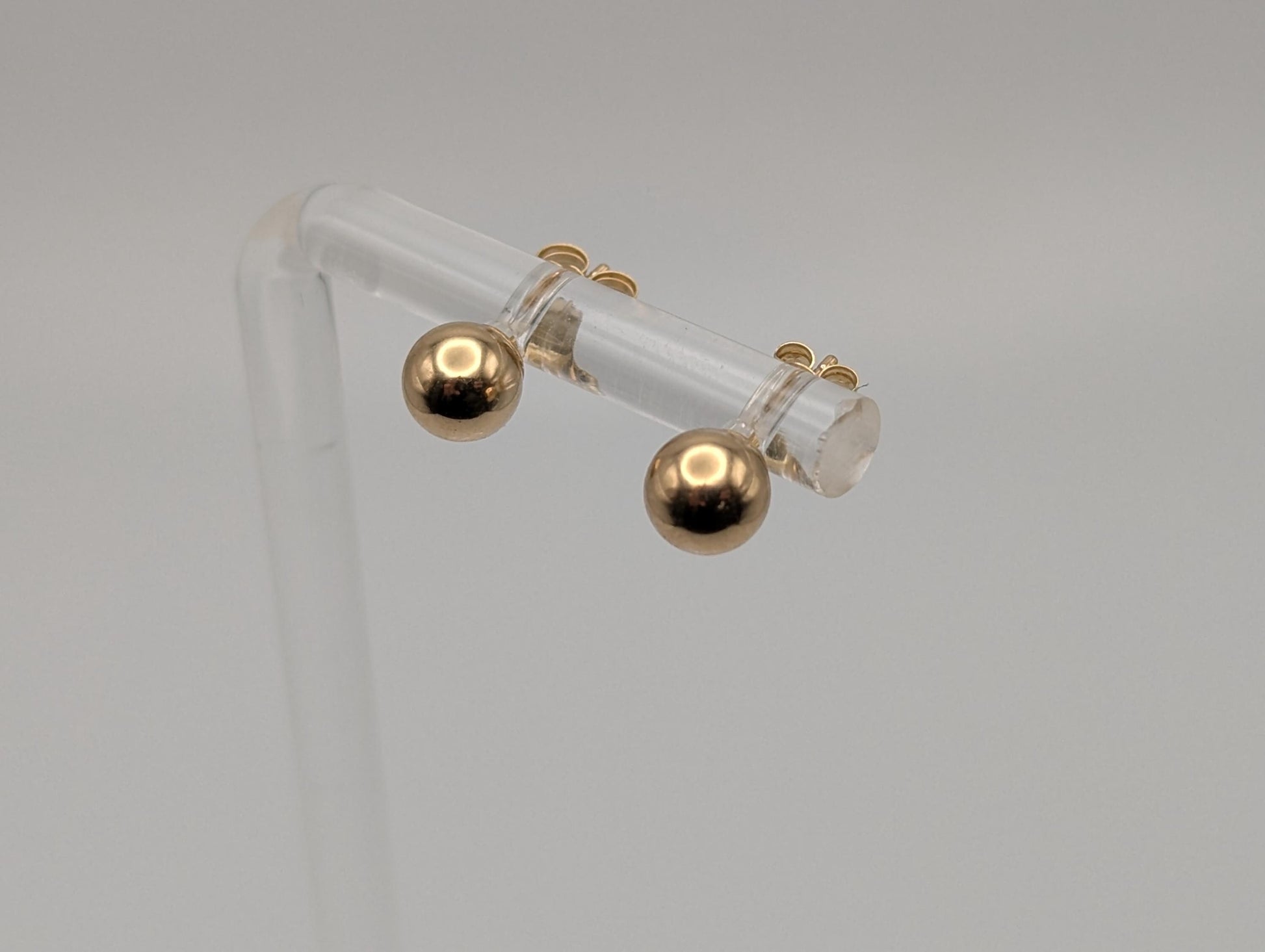 14k Yellow Gold Stud Earrings. Classic Gold Studs 5.7 mm