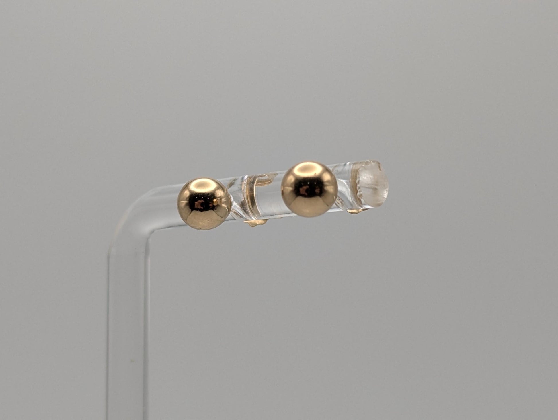 14k Yellow Gold Stud Earrings. Classic Gold Studs 5.7 mm