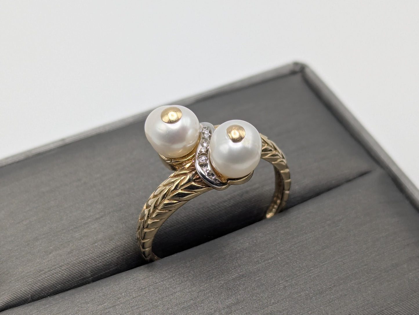 10k Yellow Gold Vintage Diamond Double Pearl Etched Design Ring Cocktail