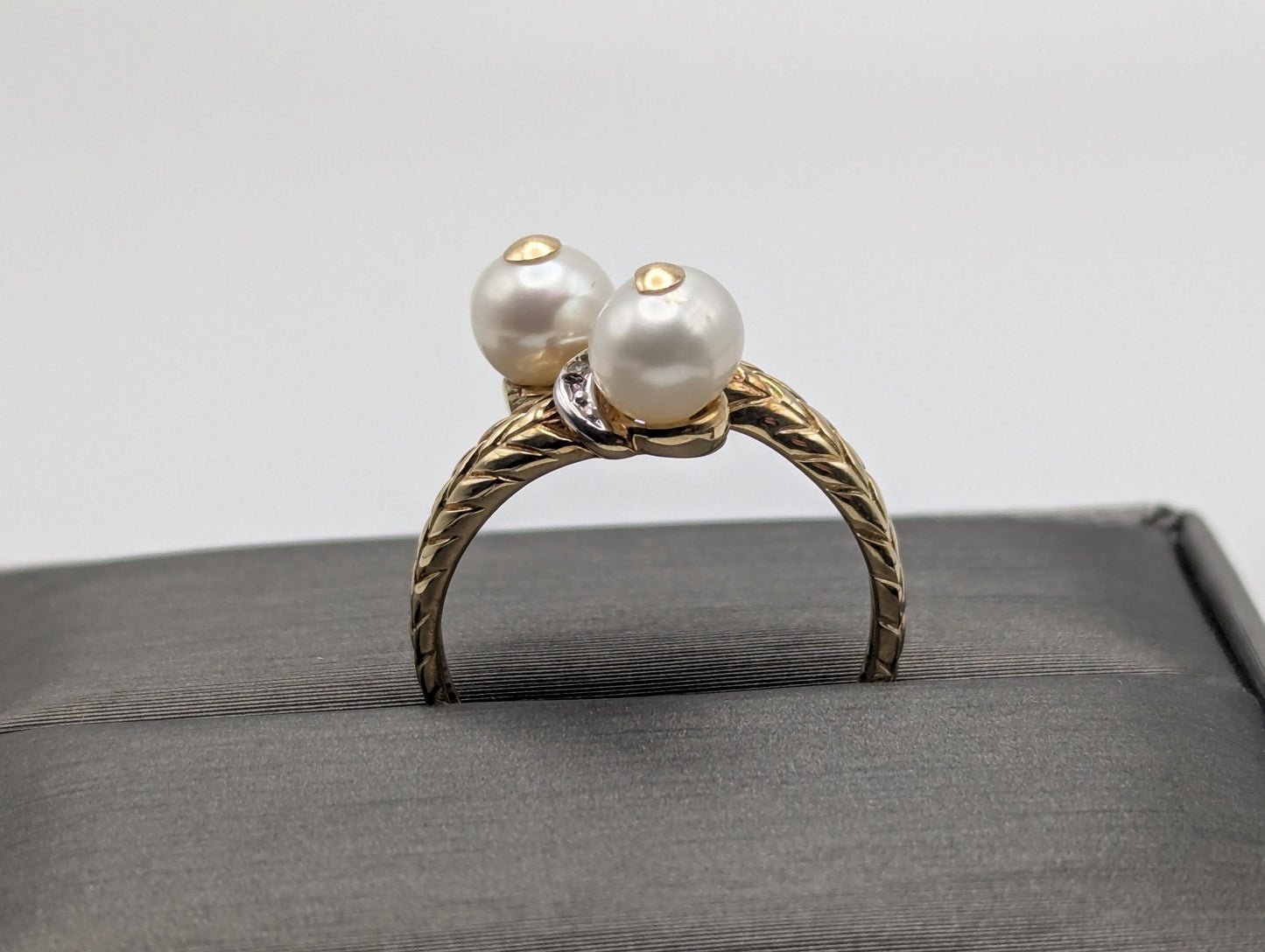 10k Yellow Gold Vintage Diamond Double Pearl Etched Design Ring Cocktail