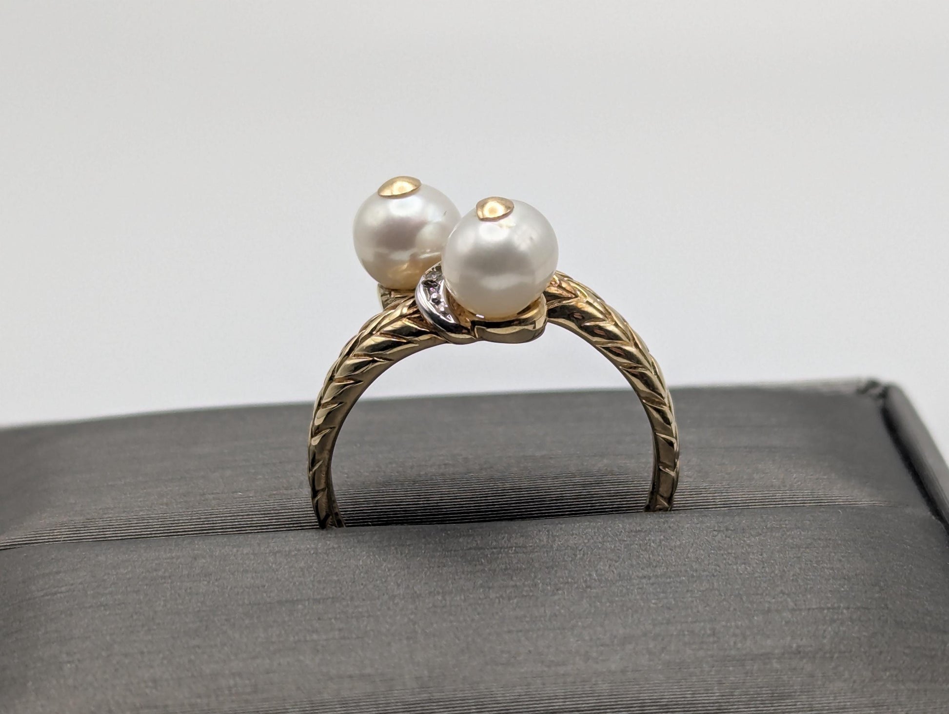 10k Yellow Gold Vintage Diamond Double Pearl Etched Design Ring Cocktail