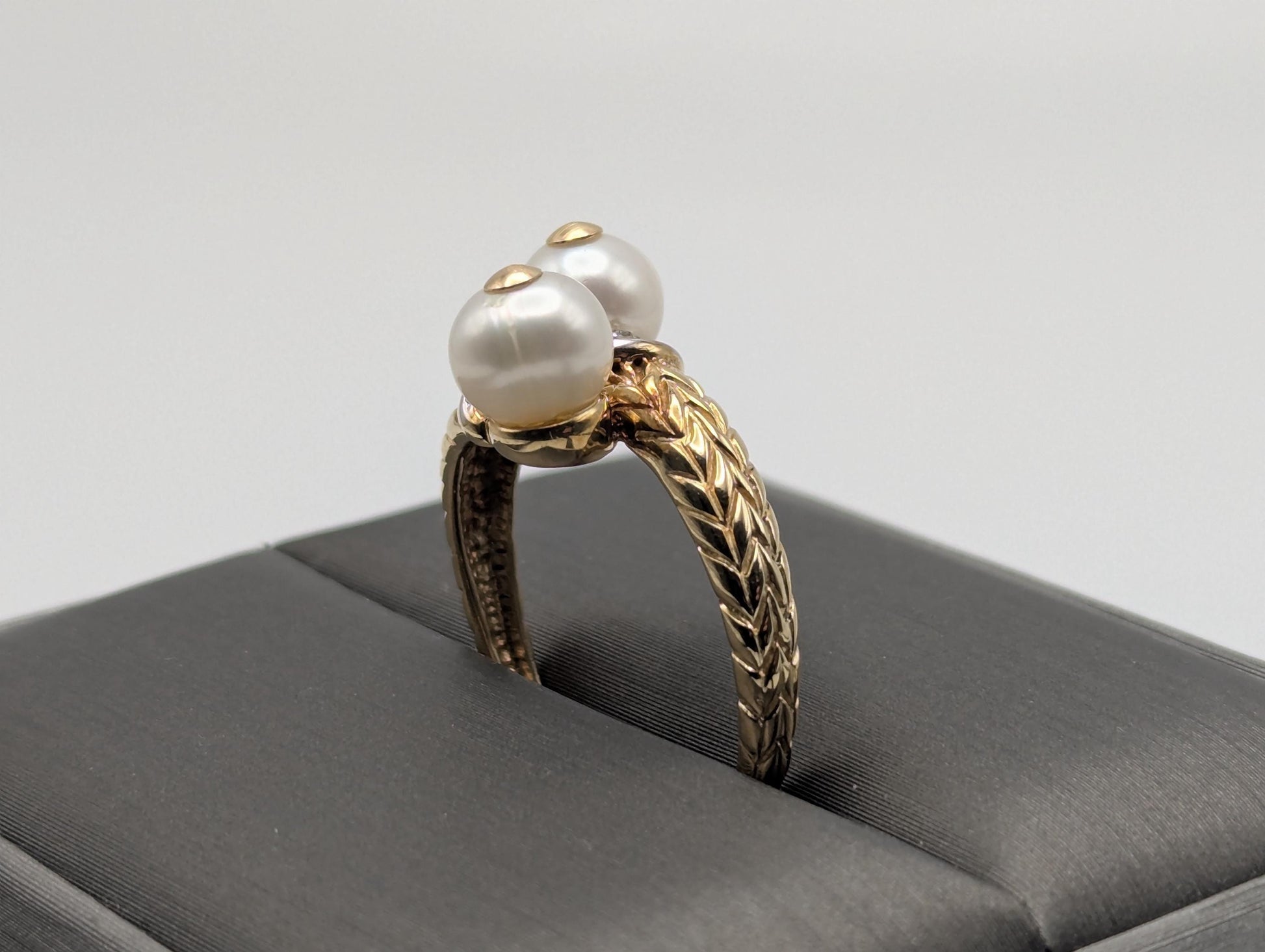 10k Yellow Gold Vintage Diamond Double Pearl Etched Design Ring Cocktail