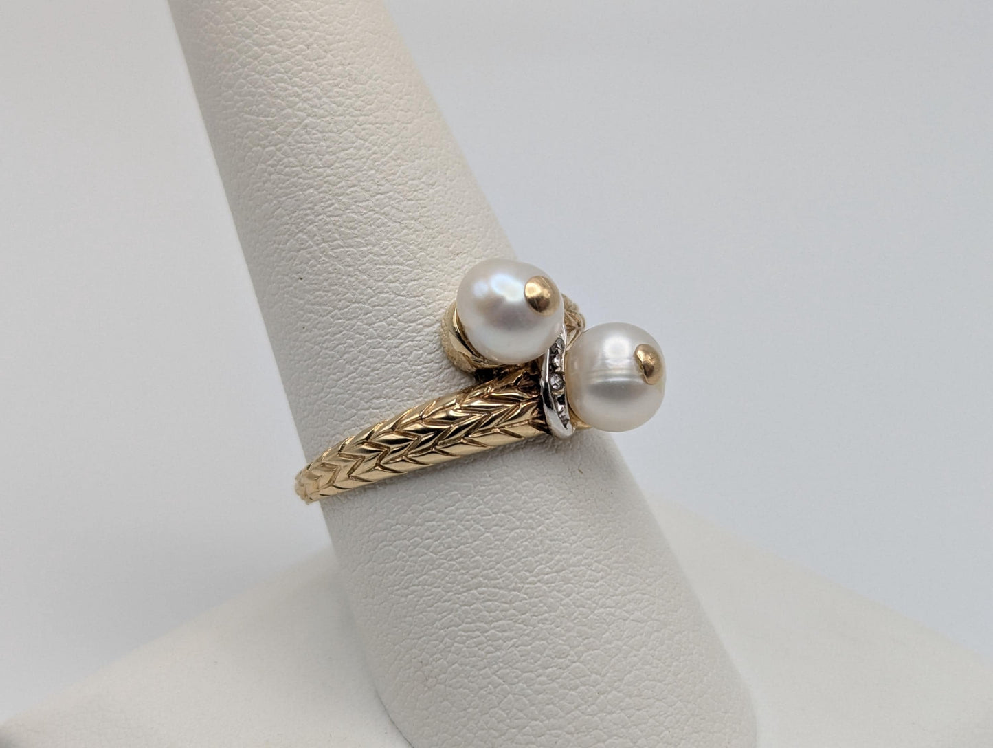 10k Yellow Gold Vintage Diamond Double Pearl Etched Design Ring Cocktail