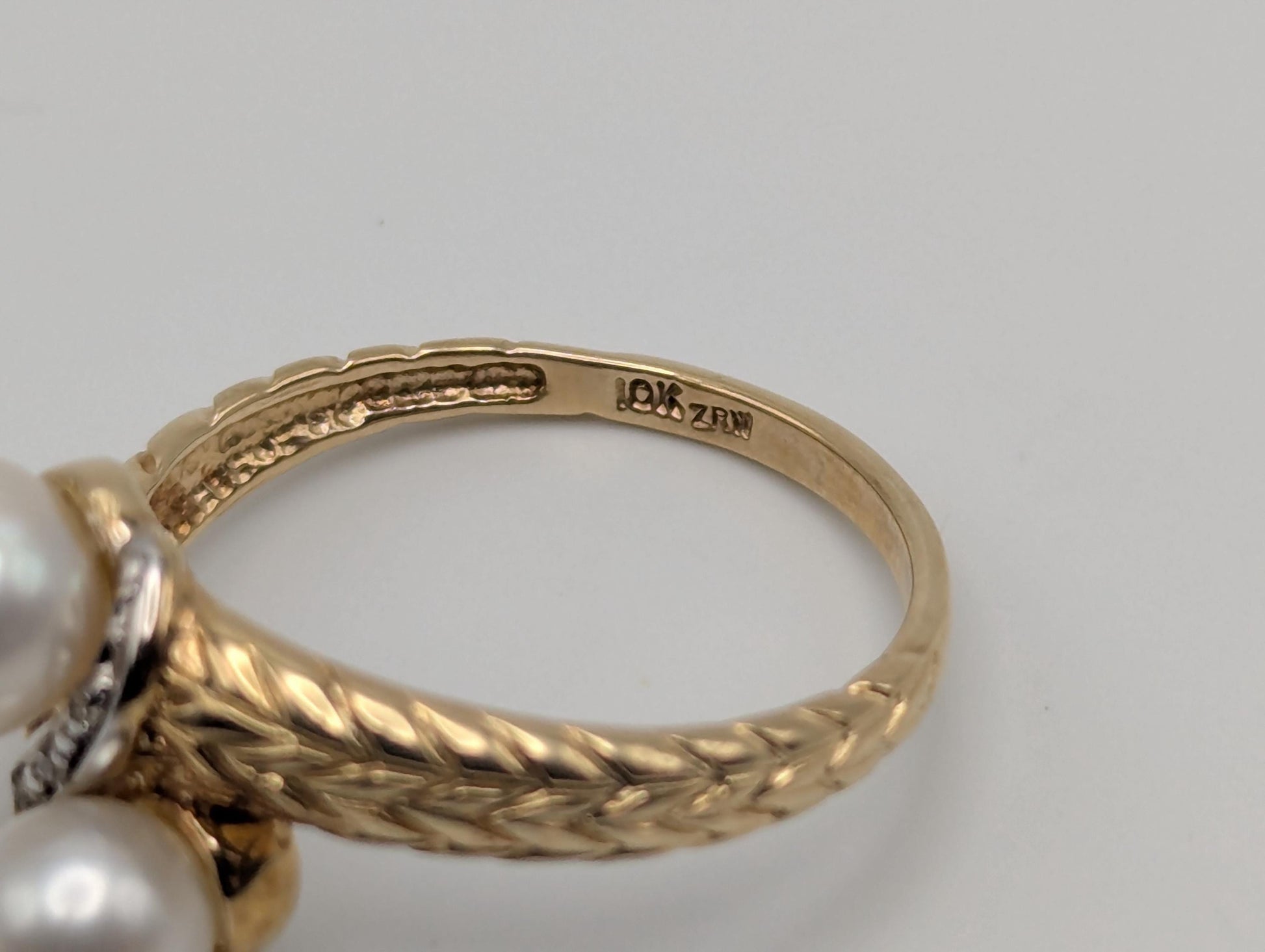 10k Yellow Gold Vintage Diamond Double Pearl Etched Design Ring Cocktail