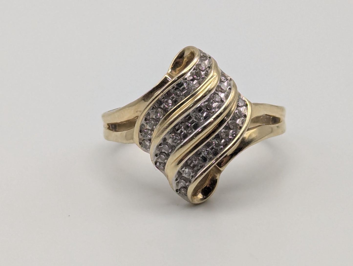 10k Yellow Gold Diamond .25 ctw Shell Style Ring. Cocktail Diamond Ocean Wave Ring.