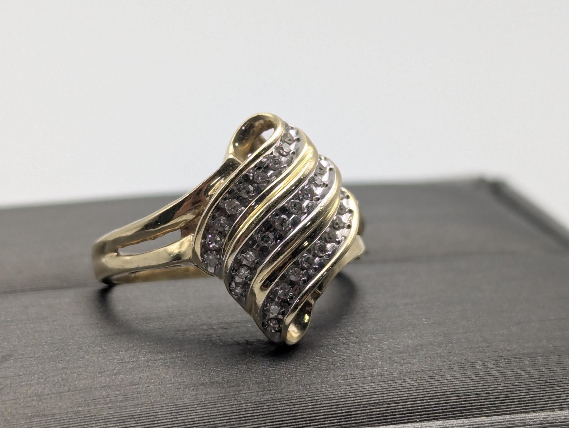 10k Yellow Gold Diamond .25 ctw Shell Style Ring. Cocktail Diamond Ocean Wave Ring.