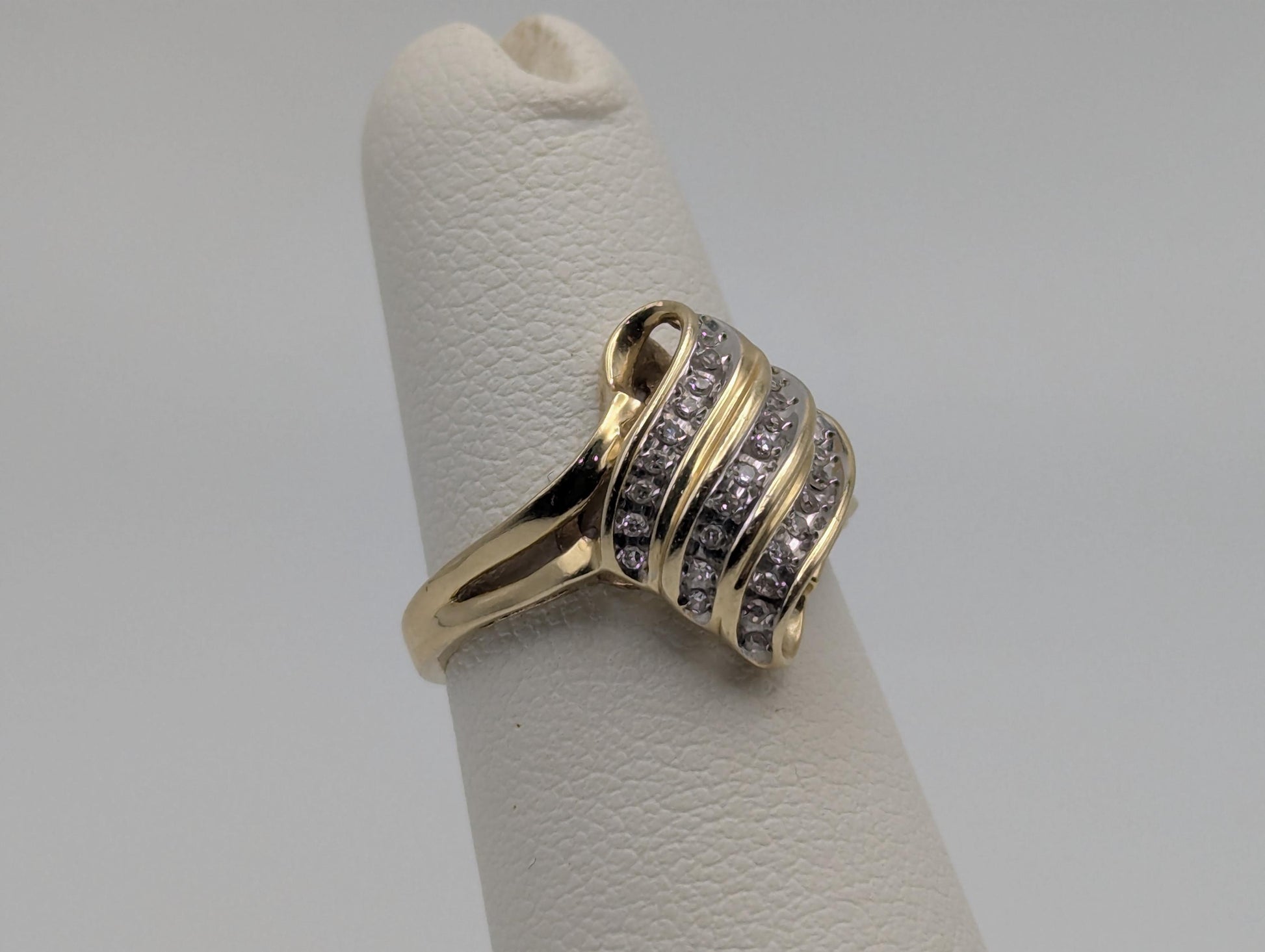 10k Yellow Gold Diamond .25 ctw Shell Style Ring. Cocktail Diamond Ocean Wave Ring.