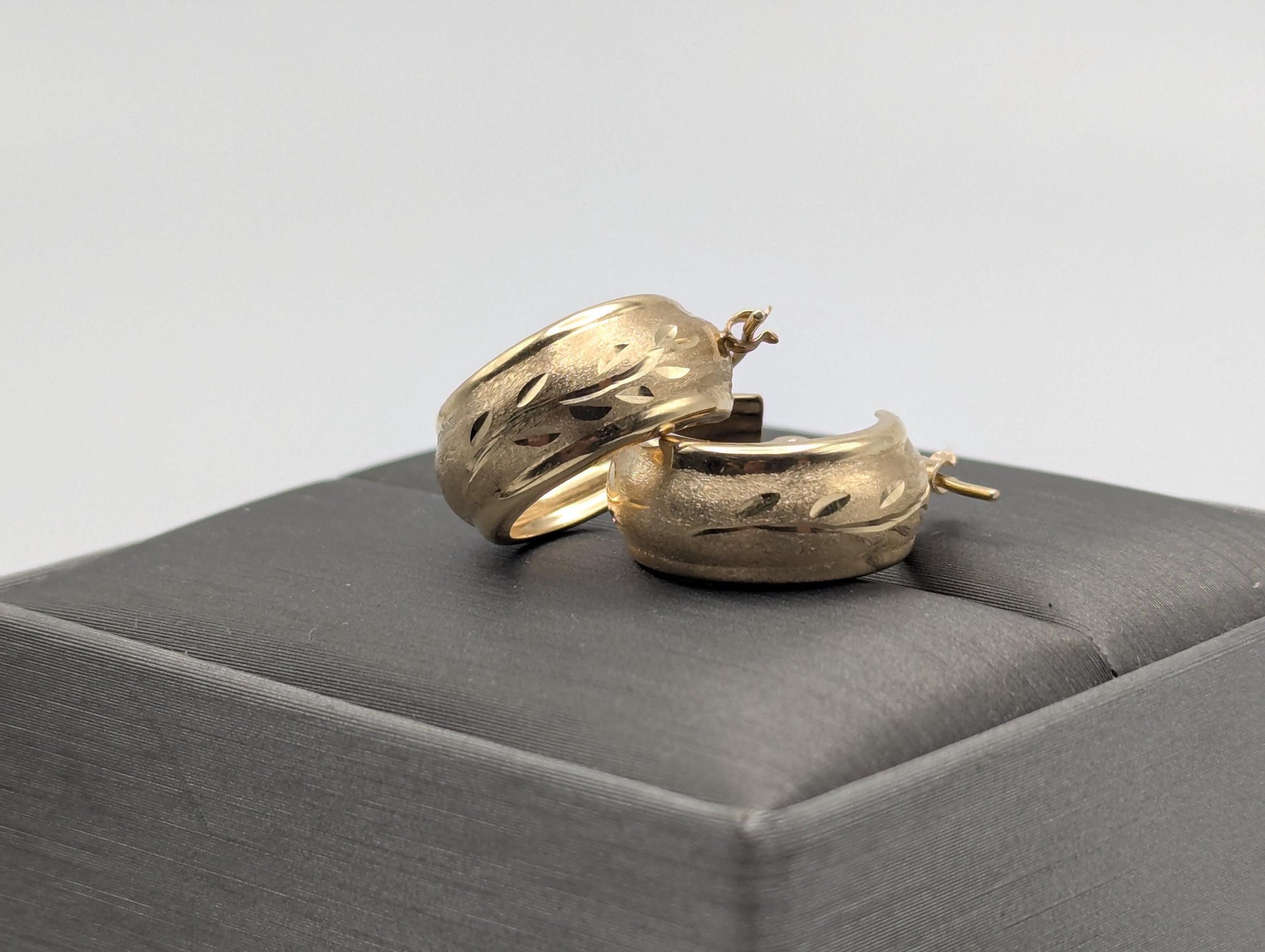 14k Vintage Yellow Gold Classic Etched Textured Small Hoop Earrings Gold Hoops Hinged