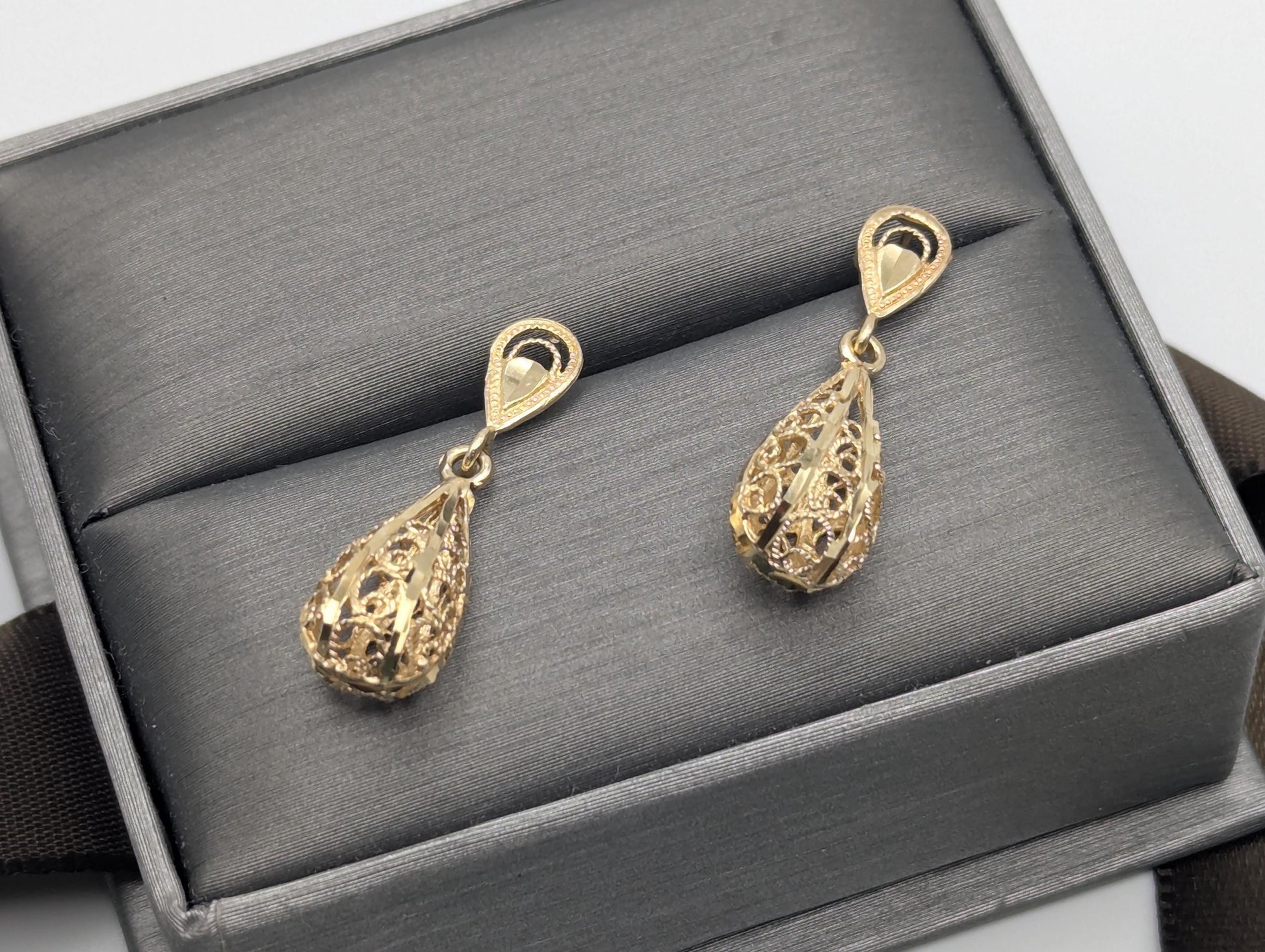 14K Yellow Gold Tear-Drop Filigree Earrings. Tear-Drop Dangle Earrings.