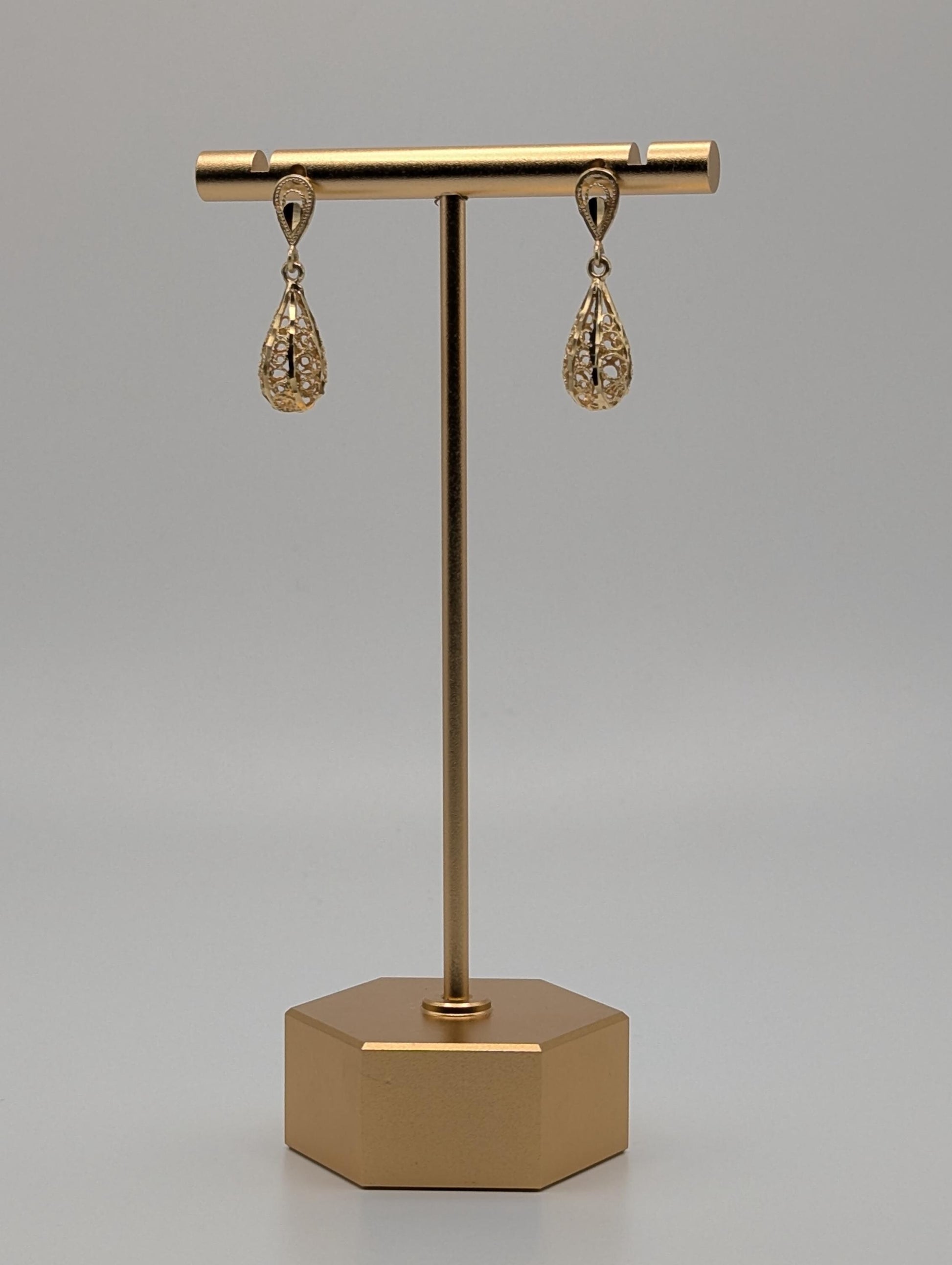 14K Yellow Gold Tear-Drop Filigree Earrings. Tear-Drop Dangle Earrings.