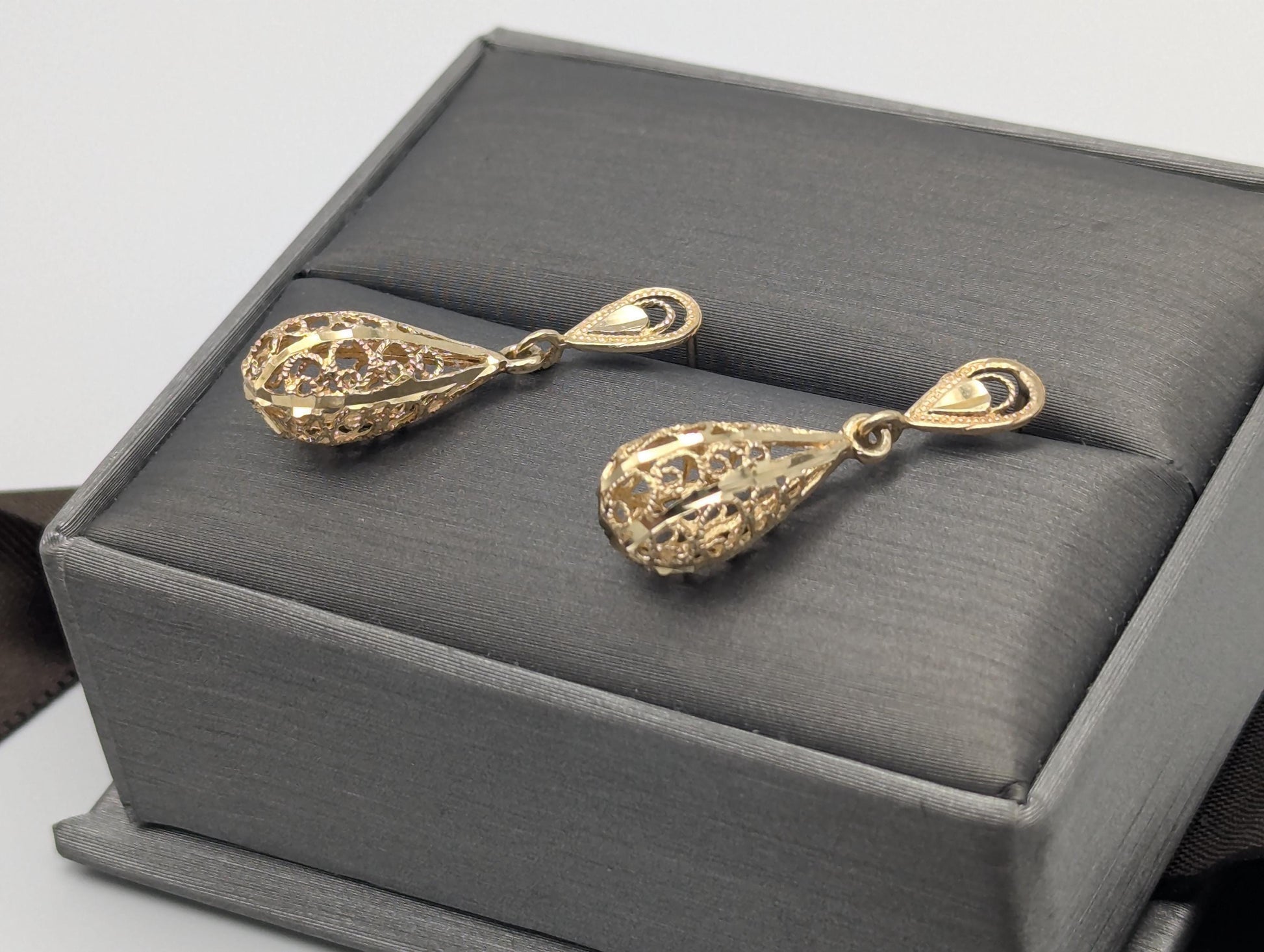 14K Yellow Gold Tear-Drop Filigree Earrings. Tear-Drop Dangle Earrings.