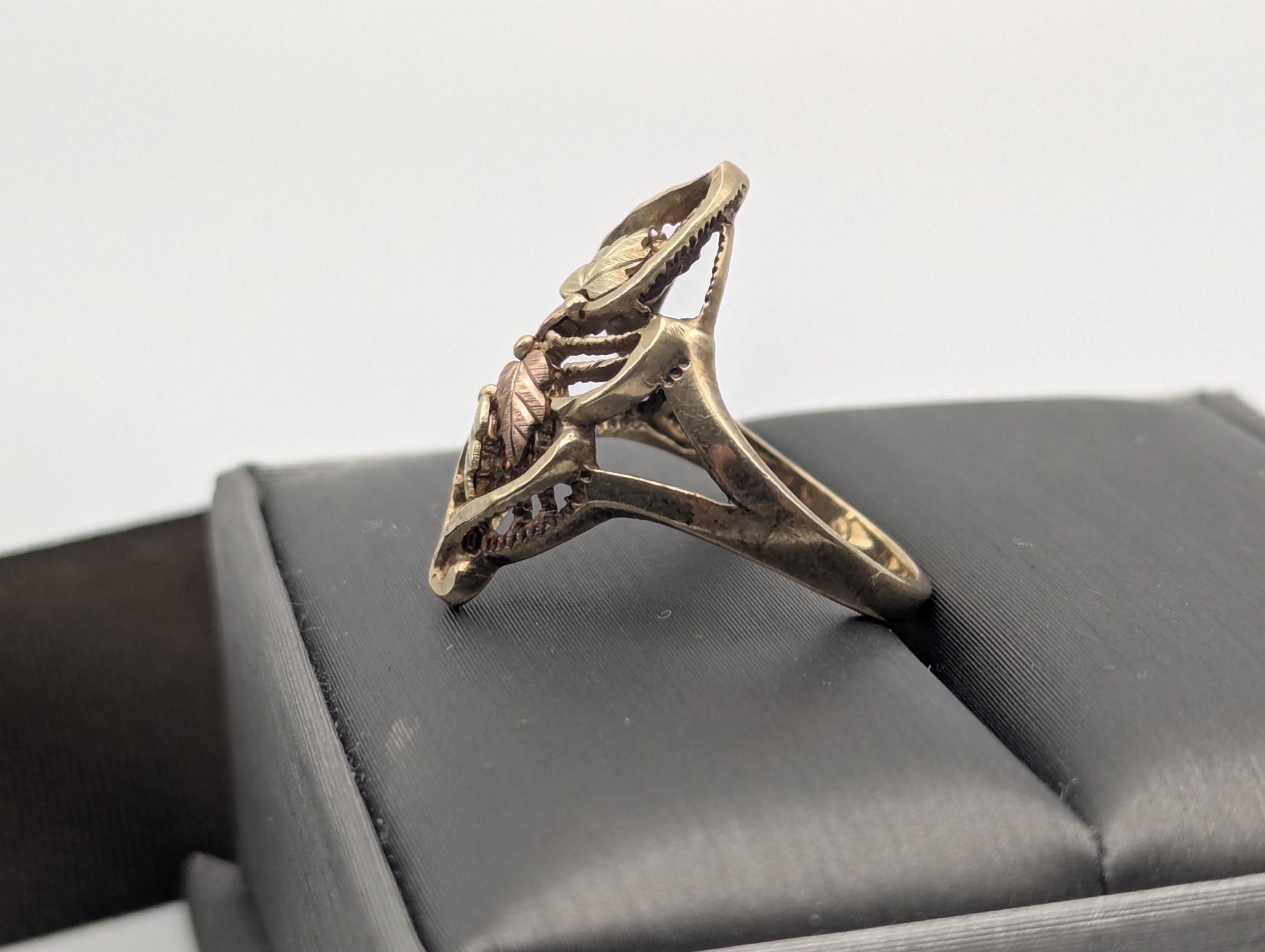 Vintage 10k Black Hills Gold Leaf Multi-Tone Gold Signet Statement Ring