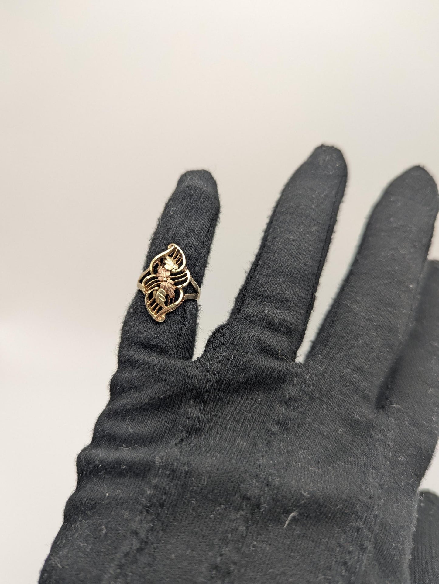 Vintage 10k Black Hills Gold Leaf Multi-Tone Gold Signet Statement Ring