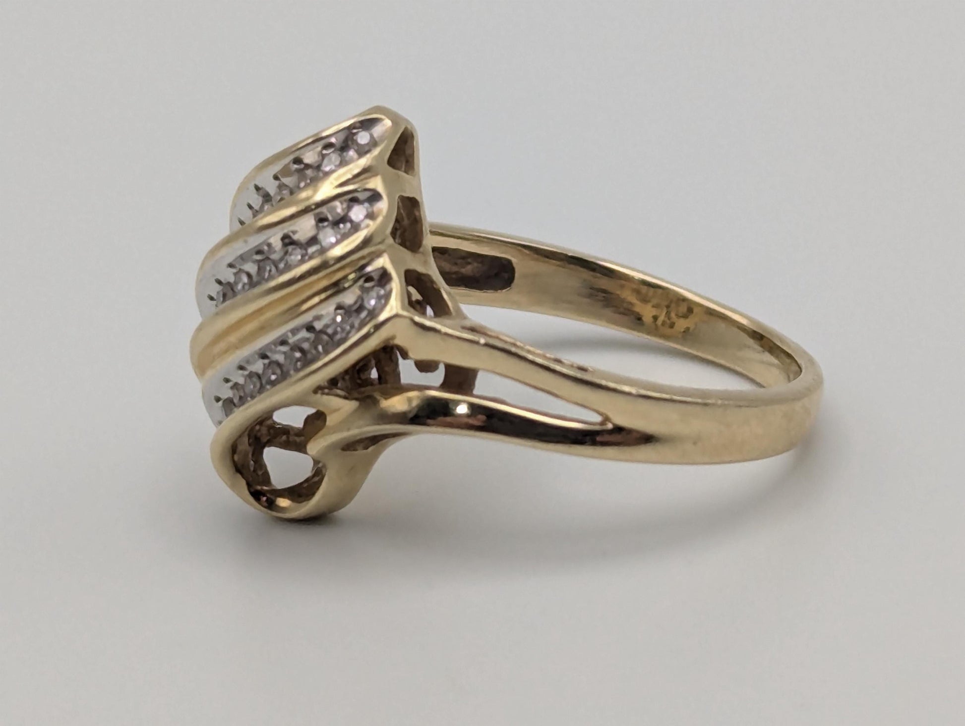 10k Yellow Gold Diamond .25 ctw Shell Style Ring. Cocktail Diamond Ocean Wave Ring.