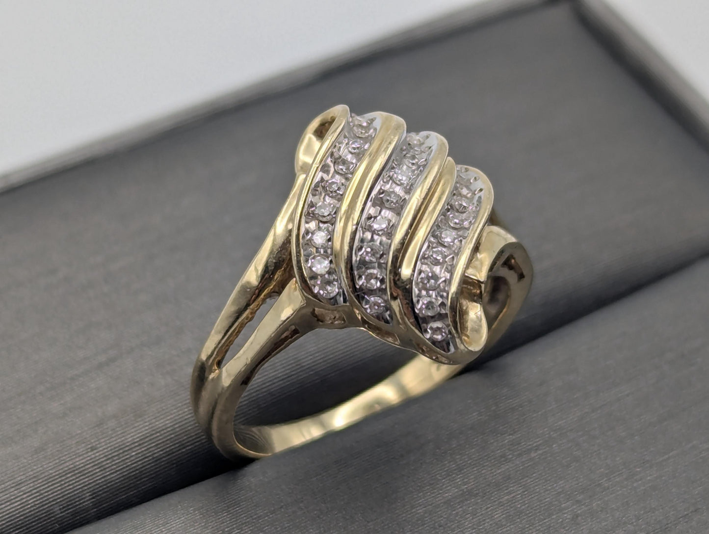 10k Yellow Gold Diamond .25 ctw Shell Style Ring. Cocktail Diamond Ocean Wave Ring.