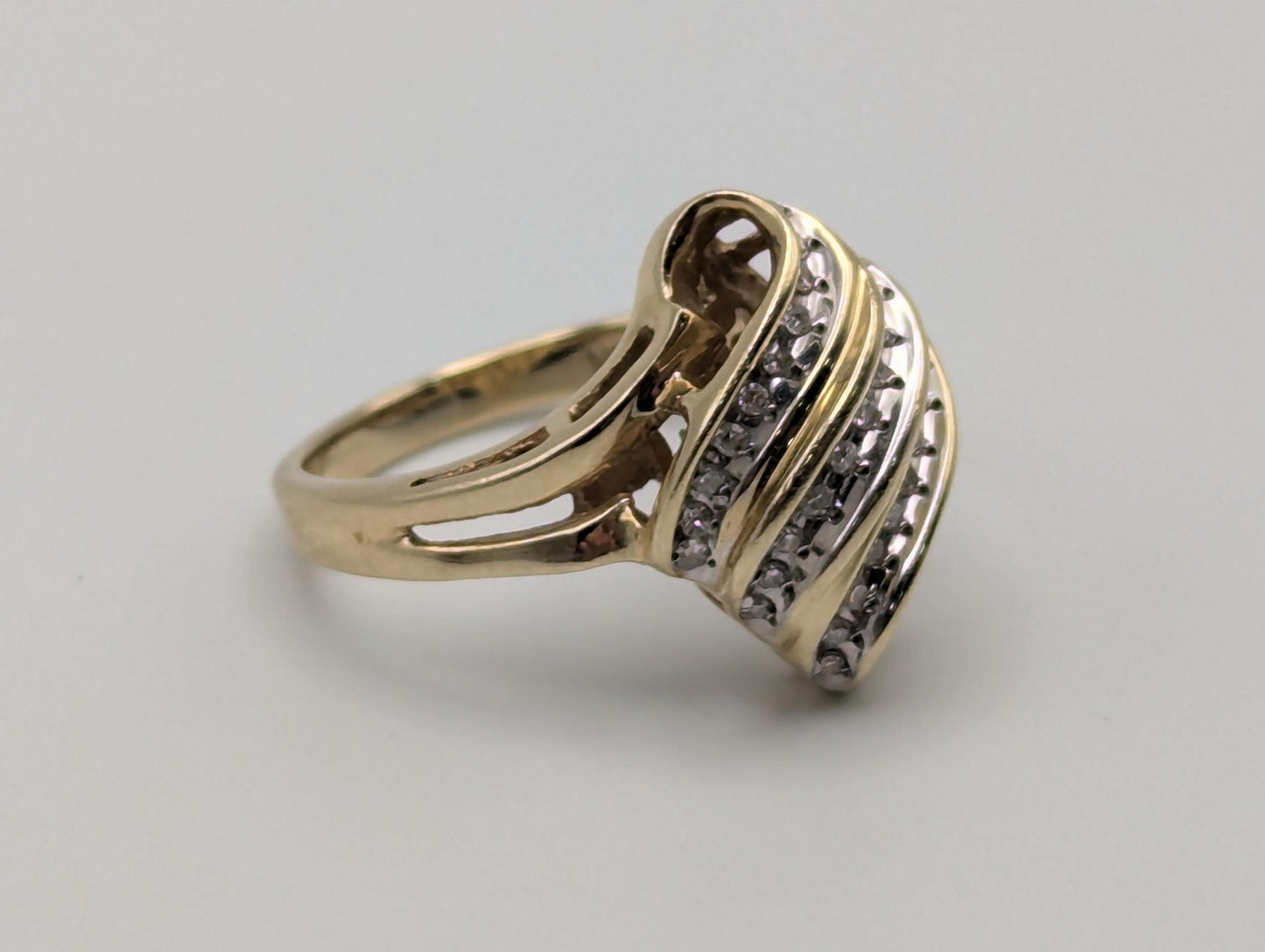 10k Yellow Gold Diamond .25 ctw Shell Style Ring. Cocktail Diamond Ocean Wave Ring.