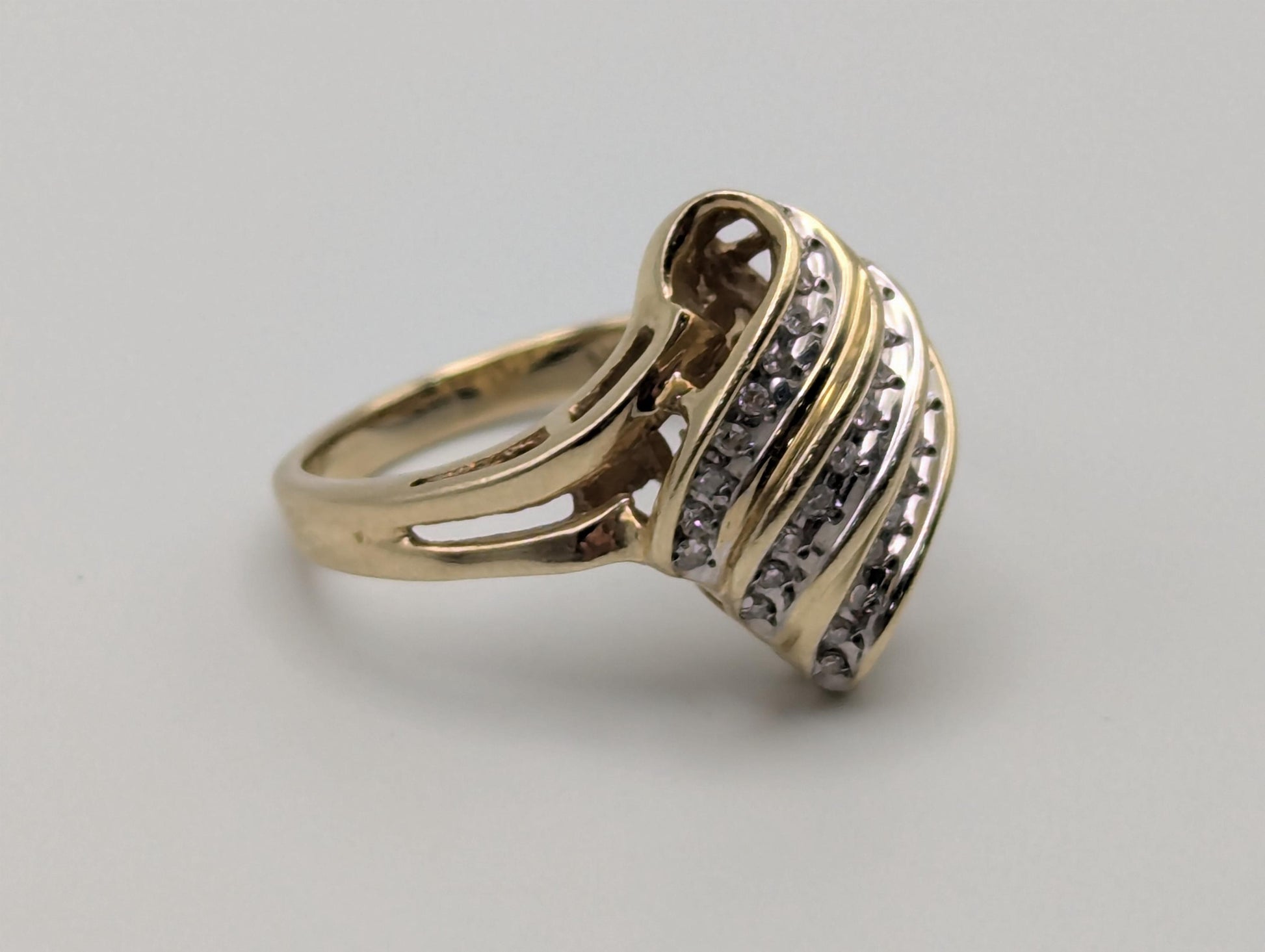 10k Yellow Gold Diamond .25 ctw Shell Style Ring. Cocktail Diamond Ocean Wave Ring.