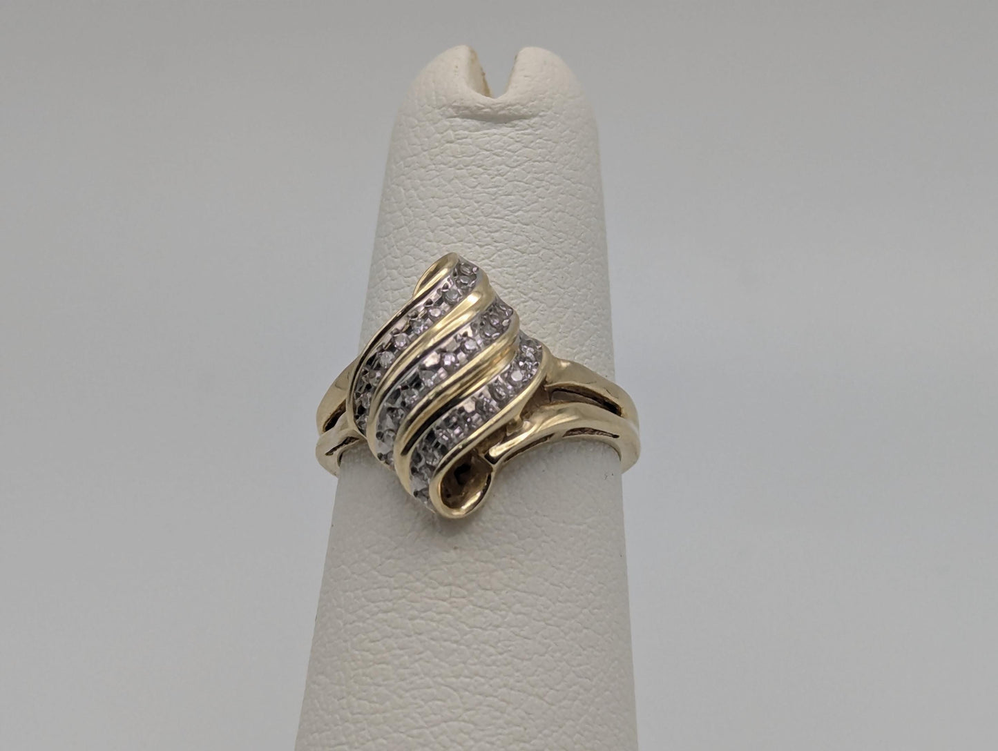 10k Yellow Gold Diamond .25 ctw Shell Style Ring. Cocktail Diamond Ocean Wave Ring.