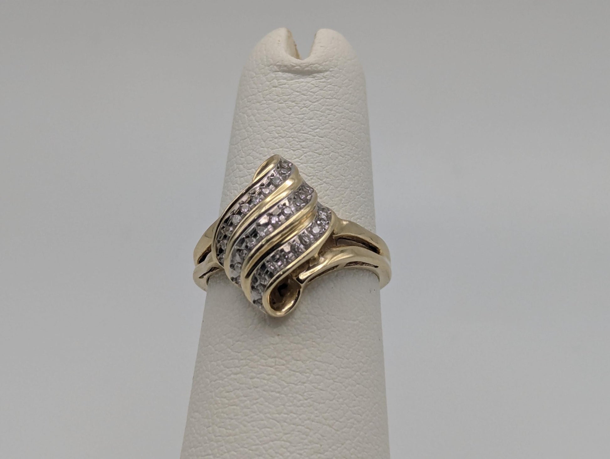 10k Yellow Gold Diamond .25 ctw Shell Style Ring. Cocktail Diamond Ocean Wave Ring.