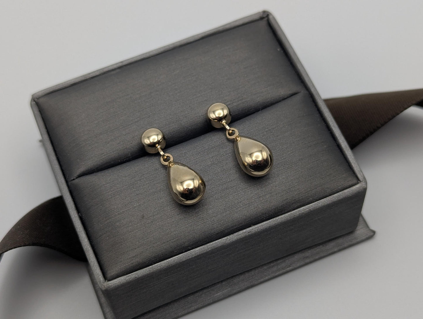 14K Yellow Gold Tear-Drop Earrings. Tear-Drop Dangle Earrings.