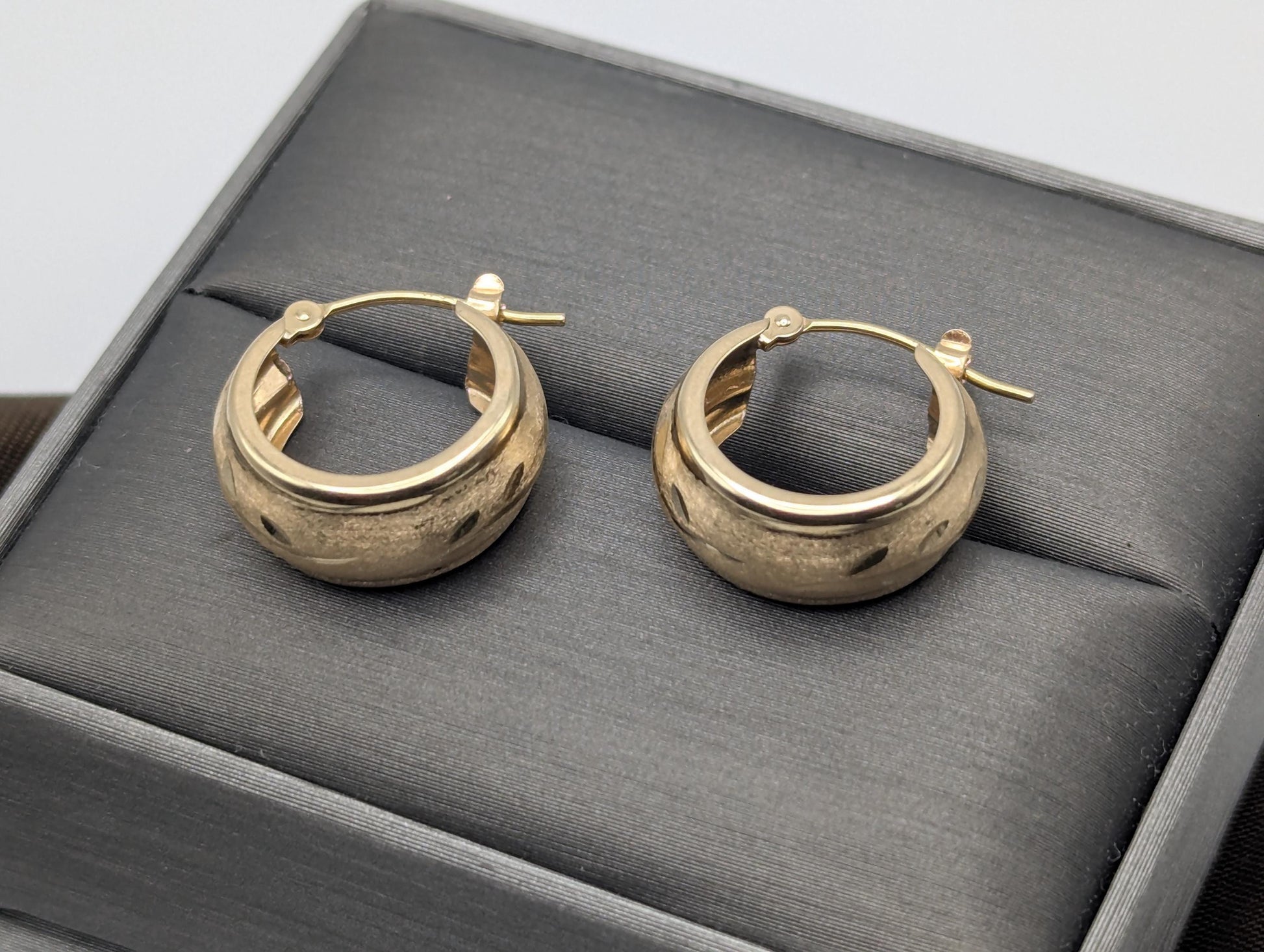 14k Vintage Yellow Gold Classic Etched Textured Small Hoop Earrings Gold Hoops Hinged