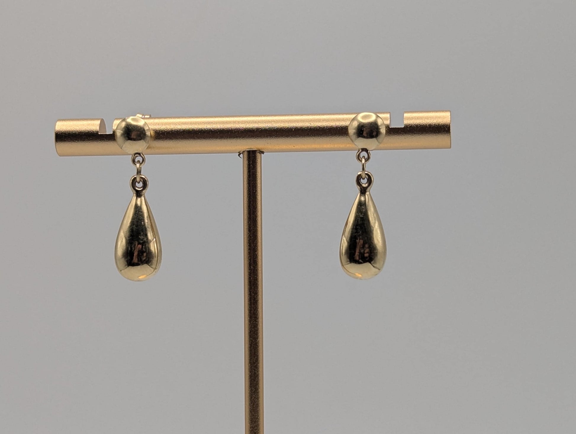 14K Yellow Gold Tear-Drop Earrings. Tear-Drop Dangle Earrings.