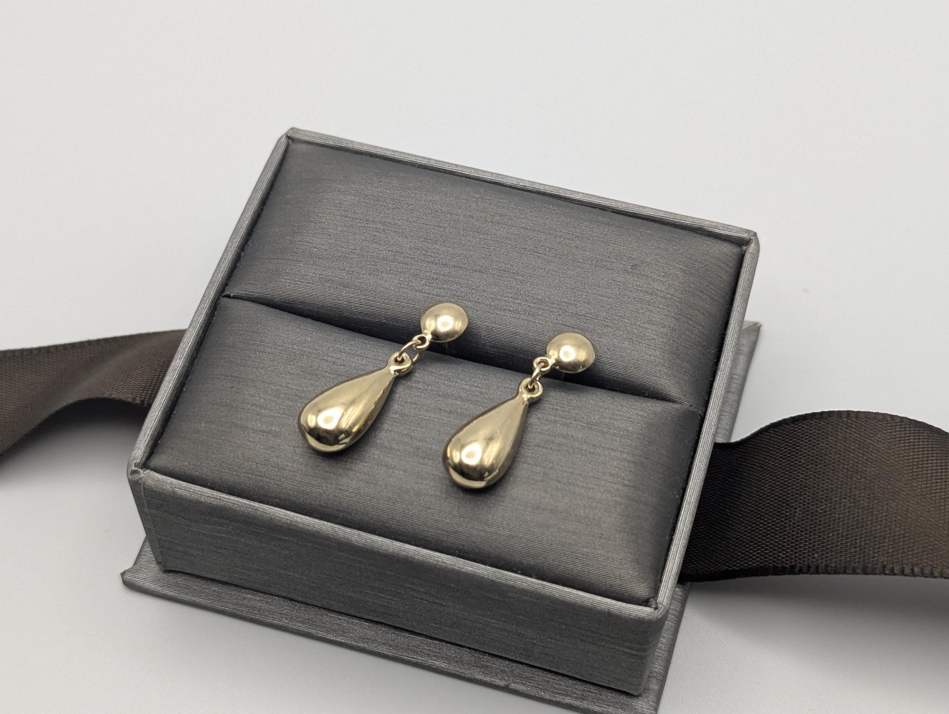 14K Yellow Gold Tear-Drop Earrings. Tear-Drop Dangle Earrings.