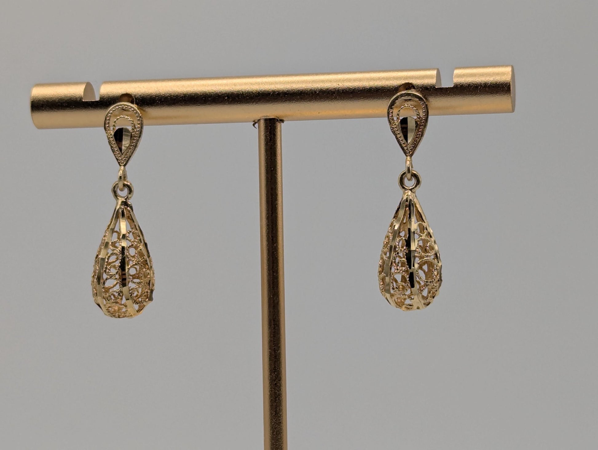 14K Yellow Gold Tear-Drop Filigree Earrings. Tear-Drop Dangle Earrings.