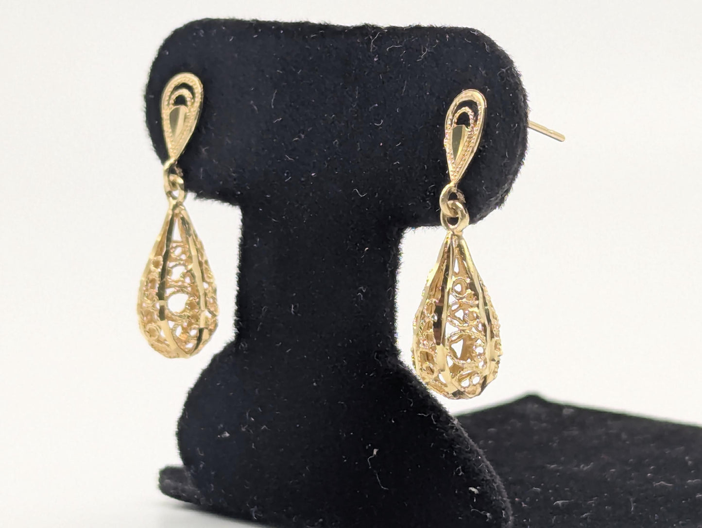 14K Yellow Gold Tear-Drop Filigree Earrings. Tear-Drop Dangle Earrings.