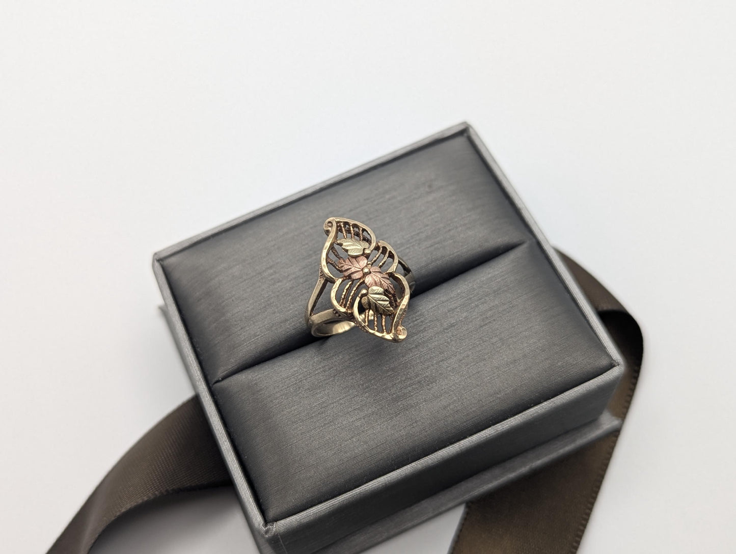 Vintage 10k Black Hills Gold Leaf Multi-Tone Gold Signet Statement Ring