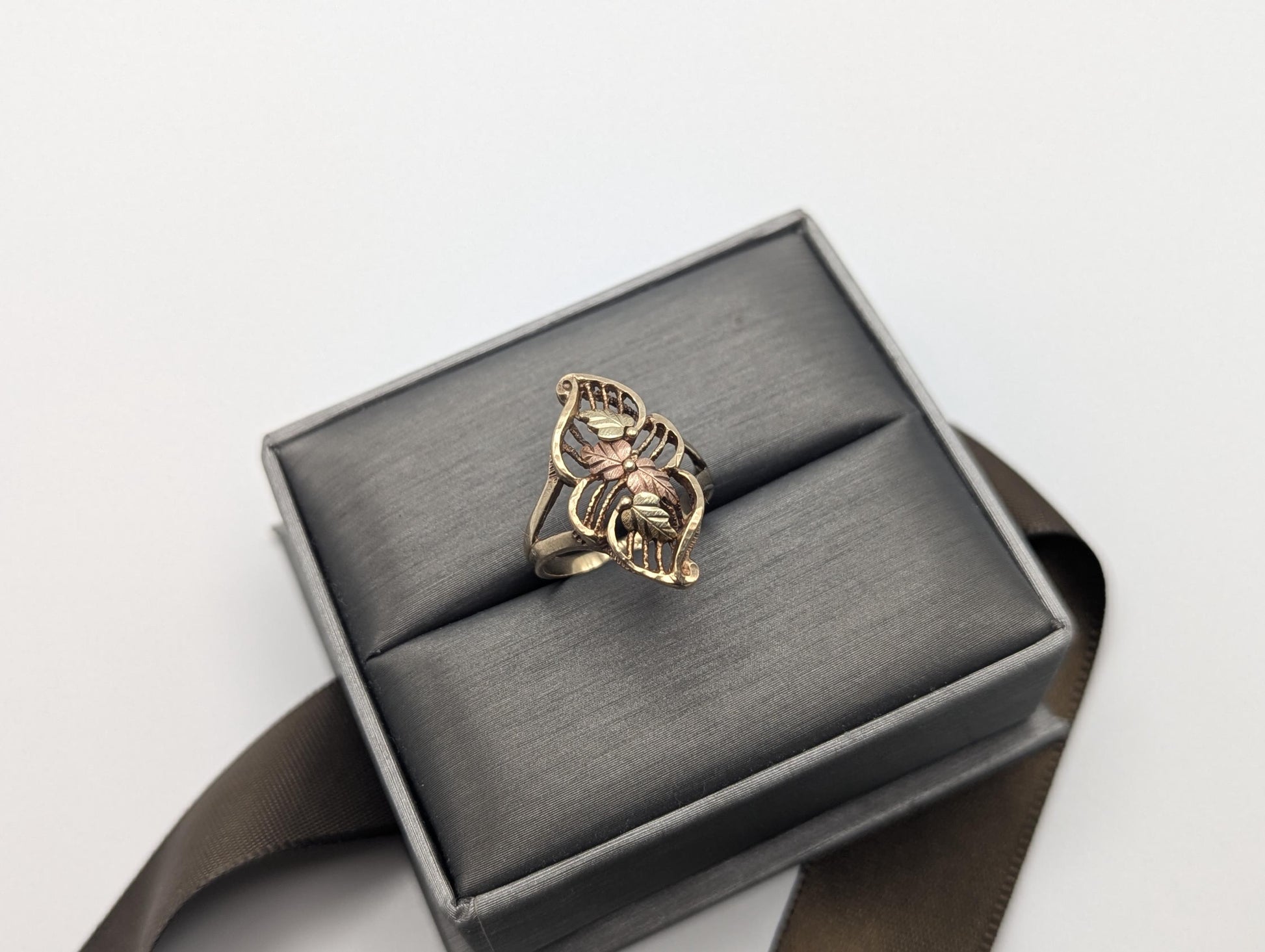 Vintage 10k Black Hills Gold Leaf Multi-Tone Gold Signet Statement Ring