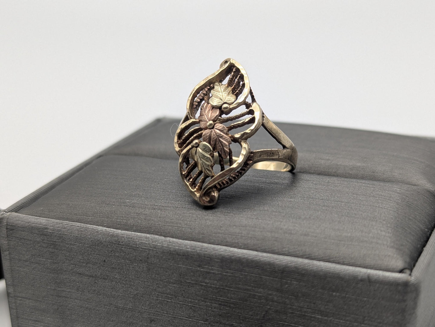 Vintage 10k Black Hills Gold Leaf Multi-Tone Gold Signet Statement Ring