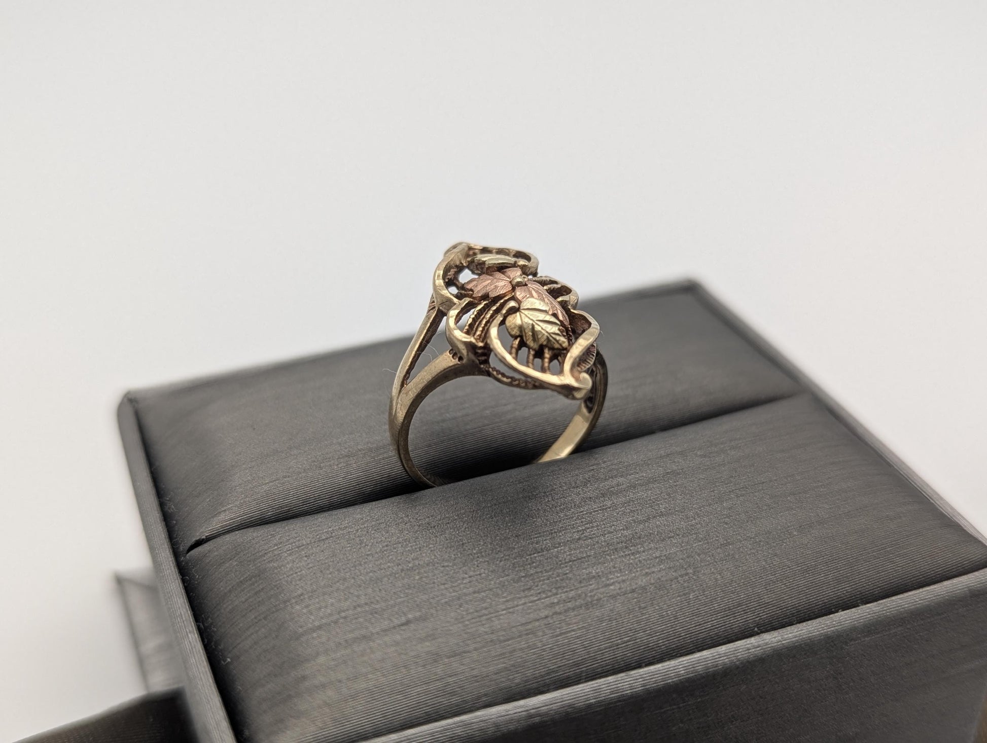 Vintage 10k Black Hills Gold Leaf Multi-Tone Gold Signet Statement Ring