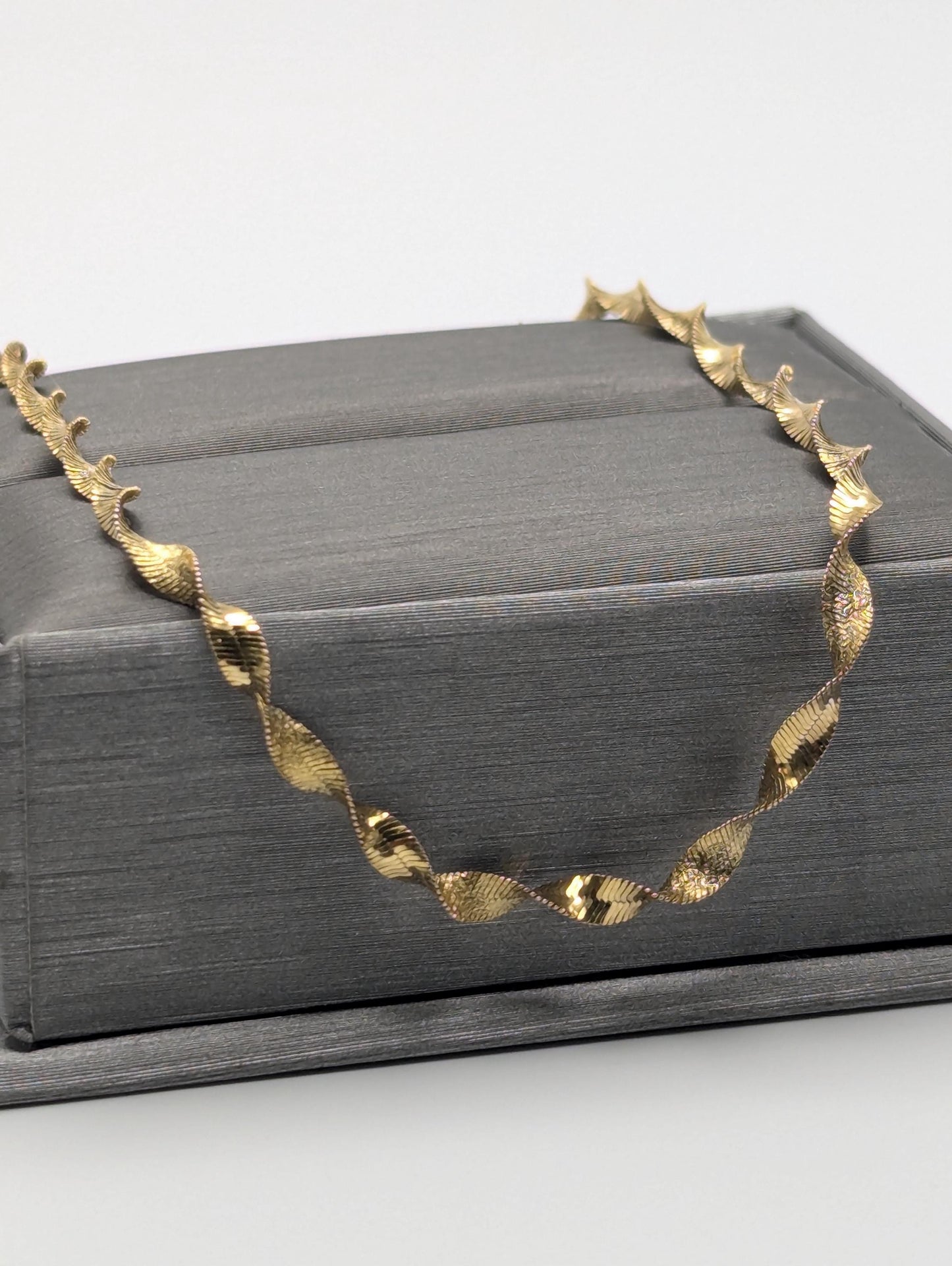 14k Italy Yellow Gold Twisted Herring Bone Necklace Chain 18 Inch Womens