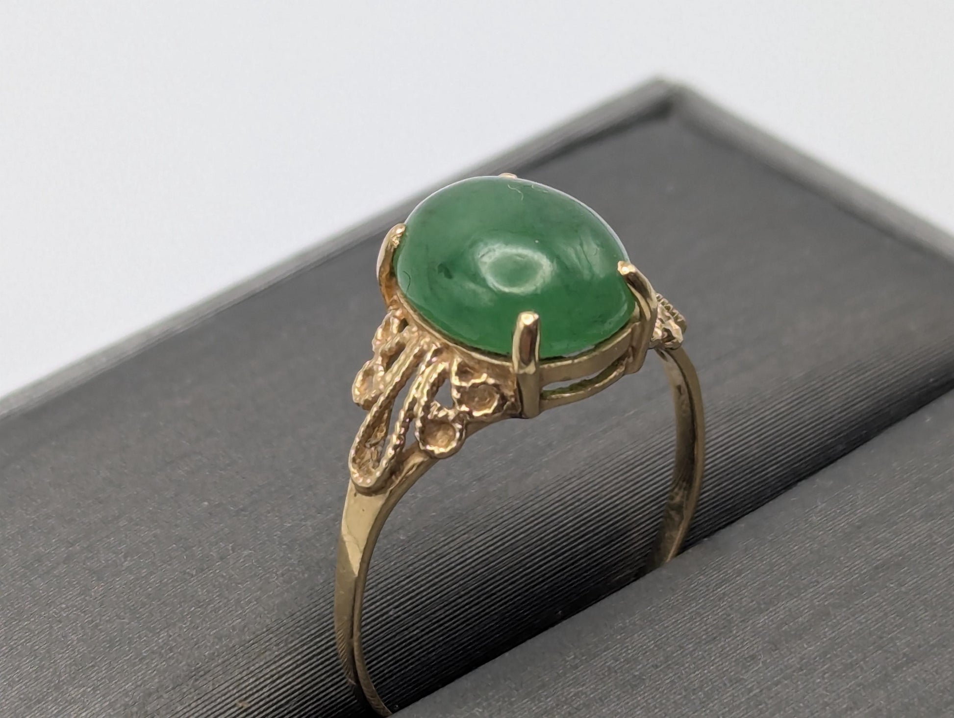 Vintage 18k Yellow Gold Genuine Jade Filigree Ring Cabochon Ring Dinner Statement Ring