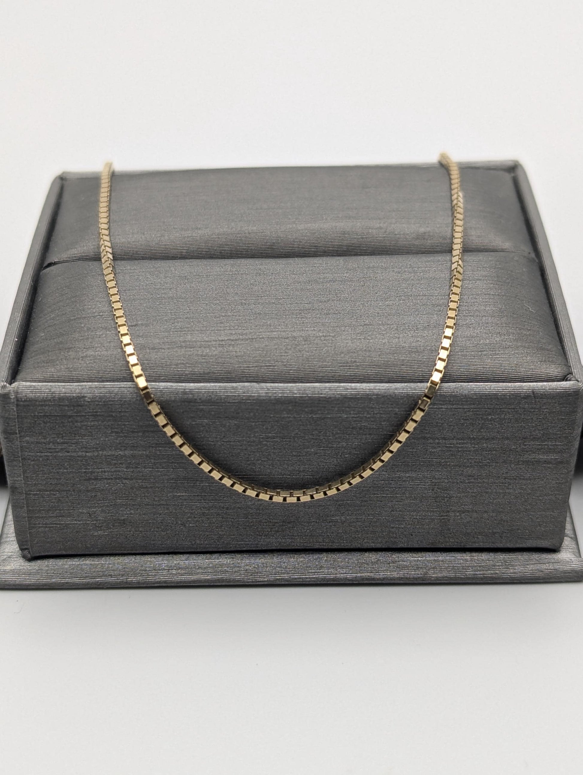 14k Yellow Gold Heavy 5.4 gr Box Chain Necklace 22-inch Box Chain Vintage Box Chain.