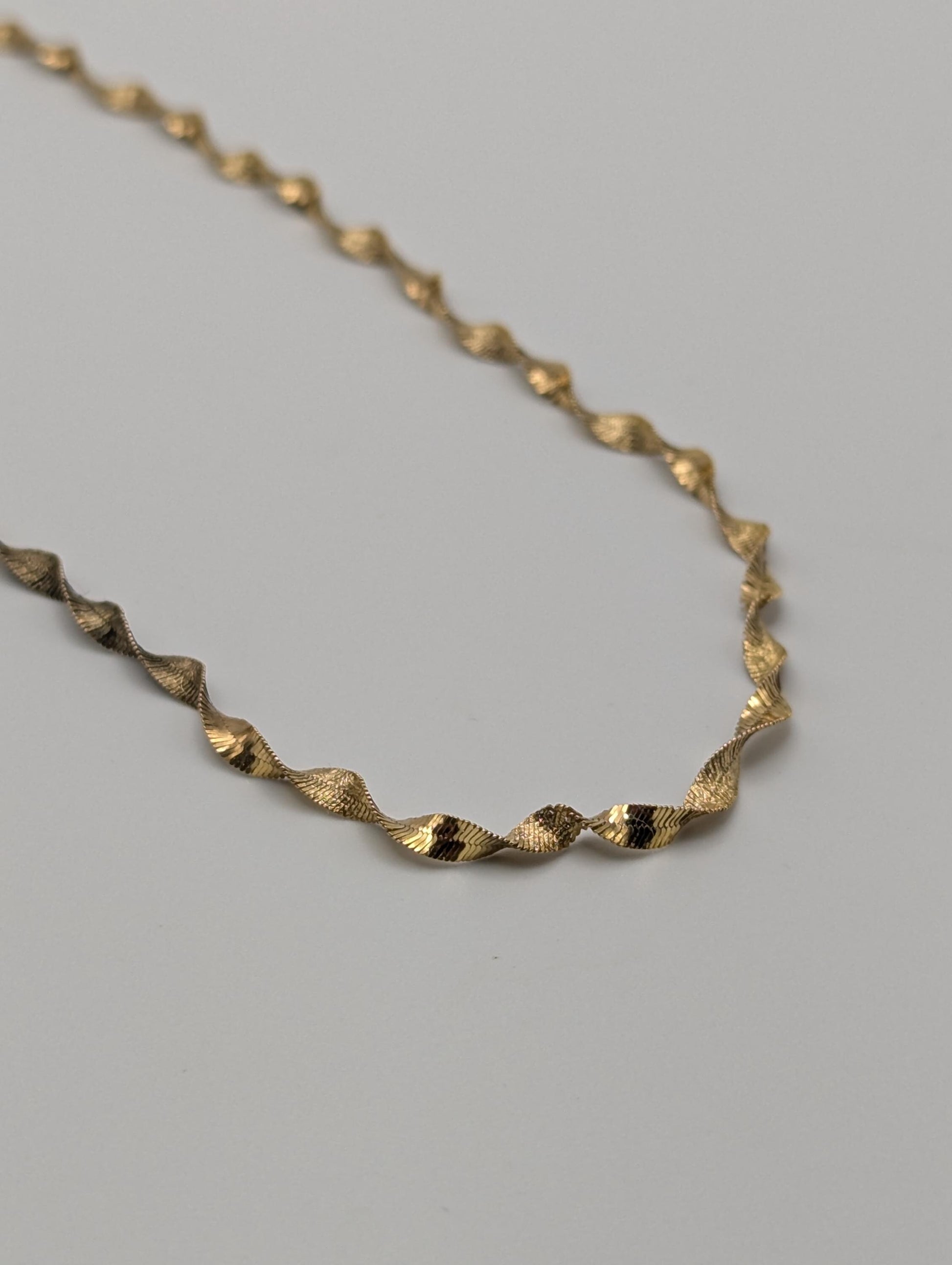 14k Italy Yellow Gold Twisted Herring Bone Necklace Chain 18 Inch Womens
