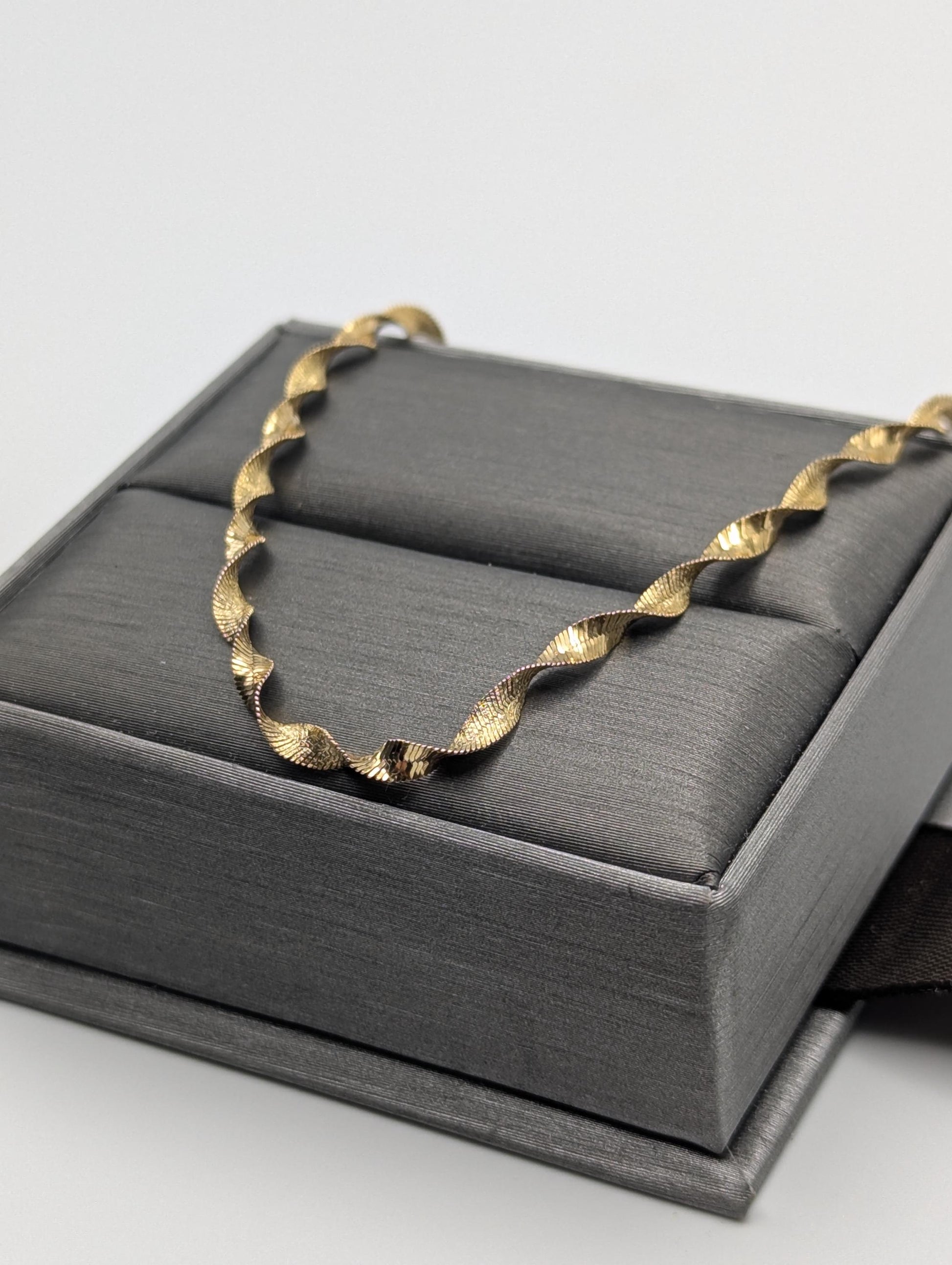 14k Italy Yellow Gold Twisted Herring Bone Necklace Chain 18 Inch Womens