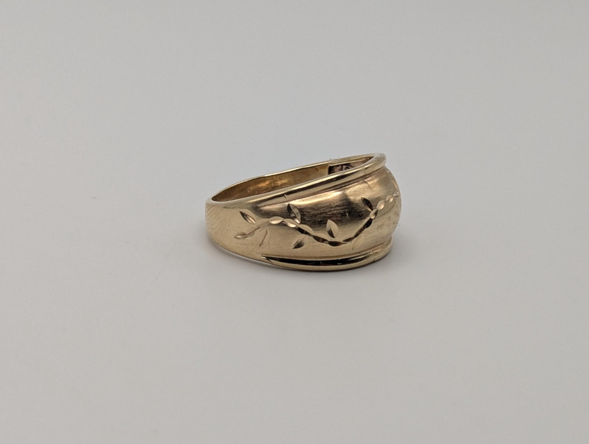 10k Gold Dome Style Vine Wedding Anniversary Wide Band Cocktail ring