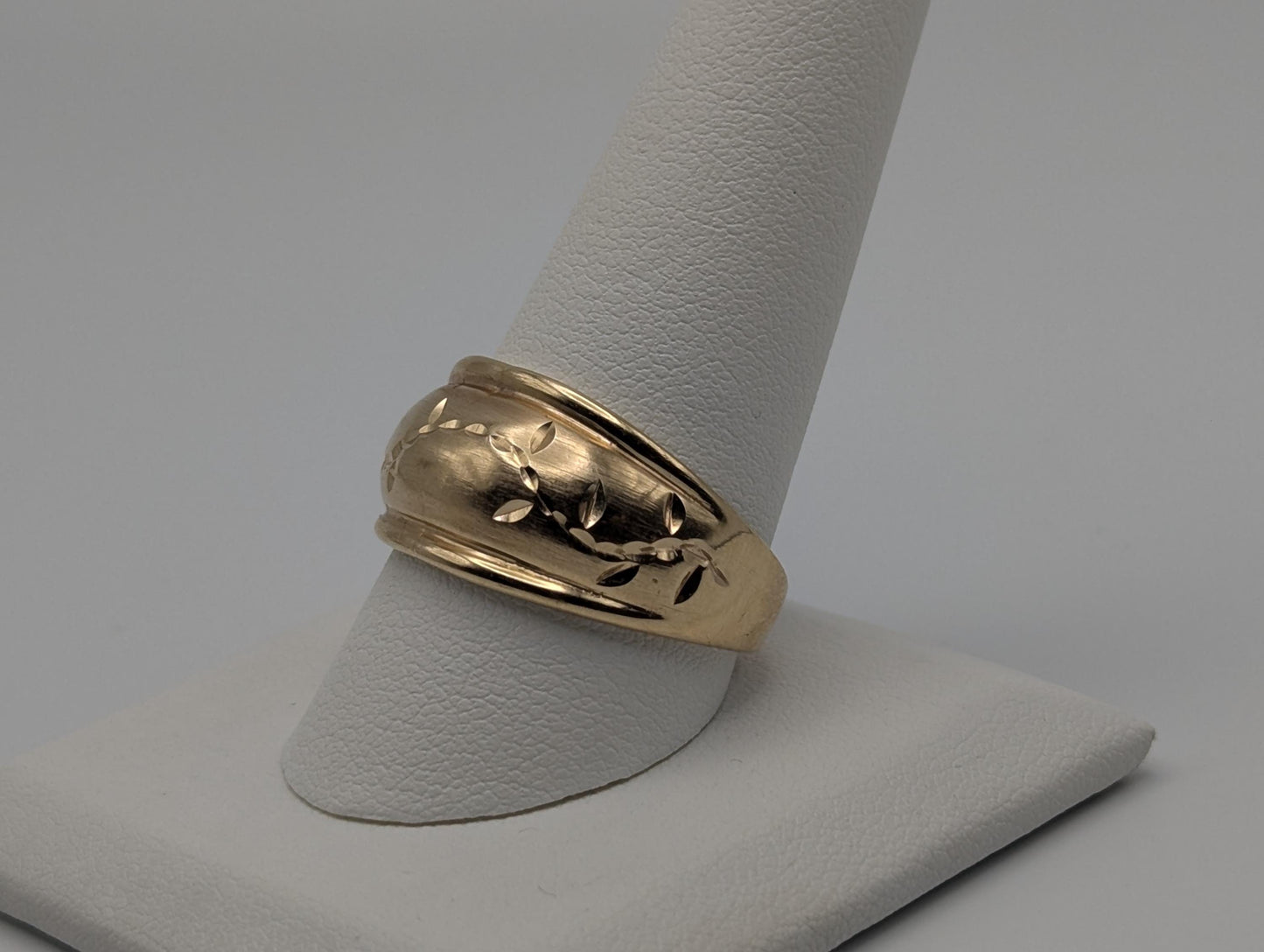 10k Gold Dome Style Vine Wedding Anniversary Wide Band Cocktail ring