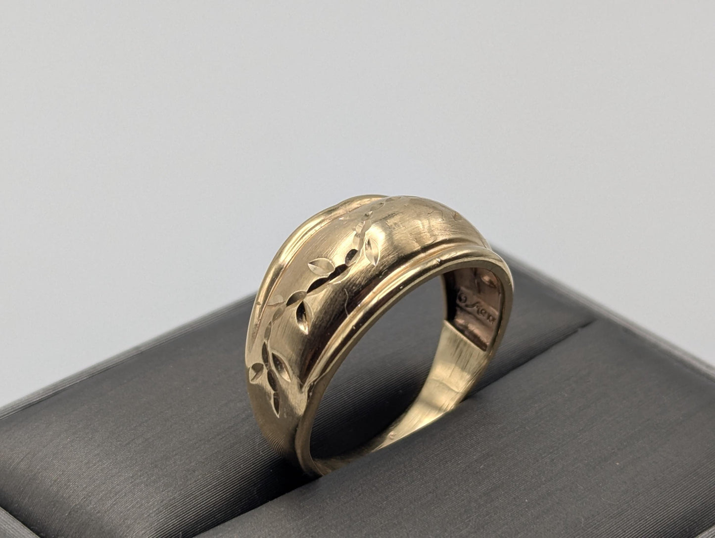 10k Gold Dome Style Vine Wedding Anniversary Wide Band Cocktail ring